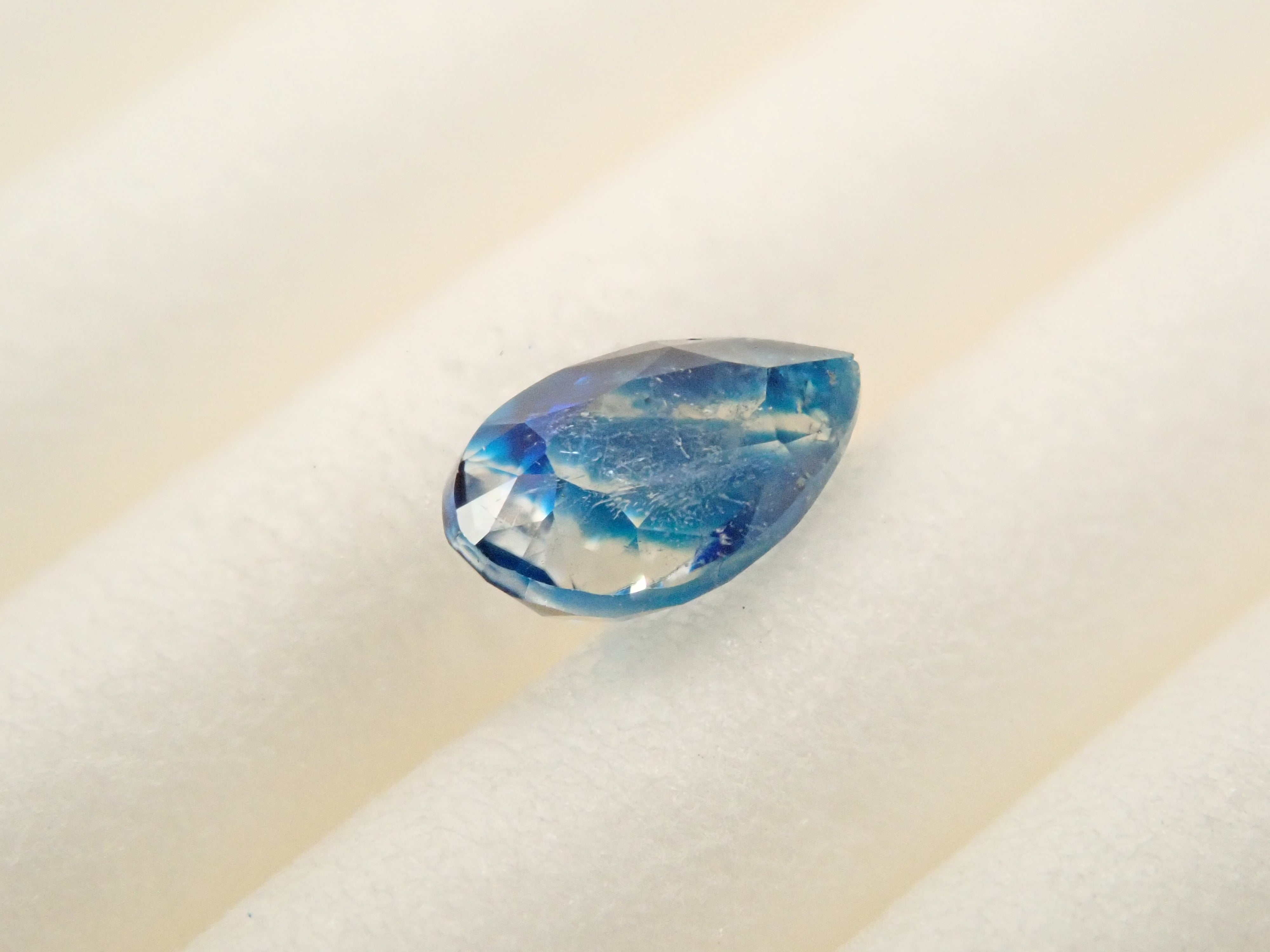 【12560353掲載】ジンバブエ産バイカラーユークレース 0.201ctルース