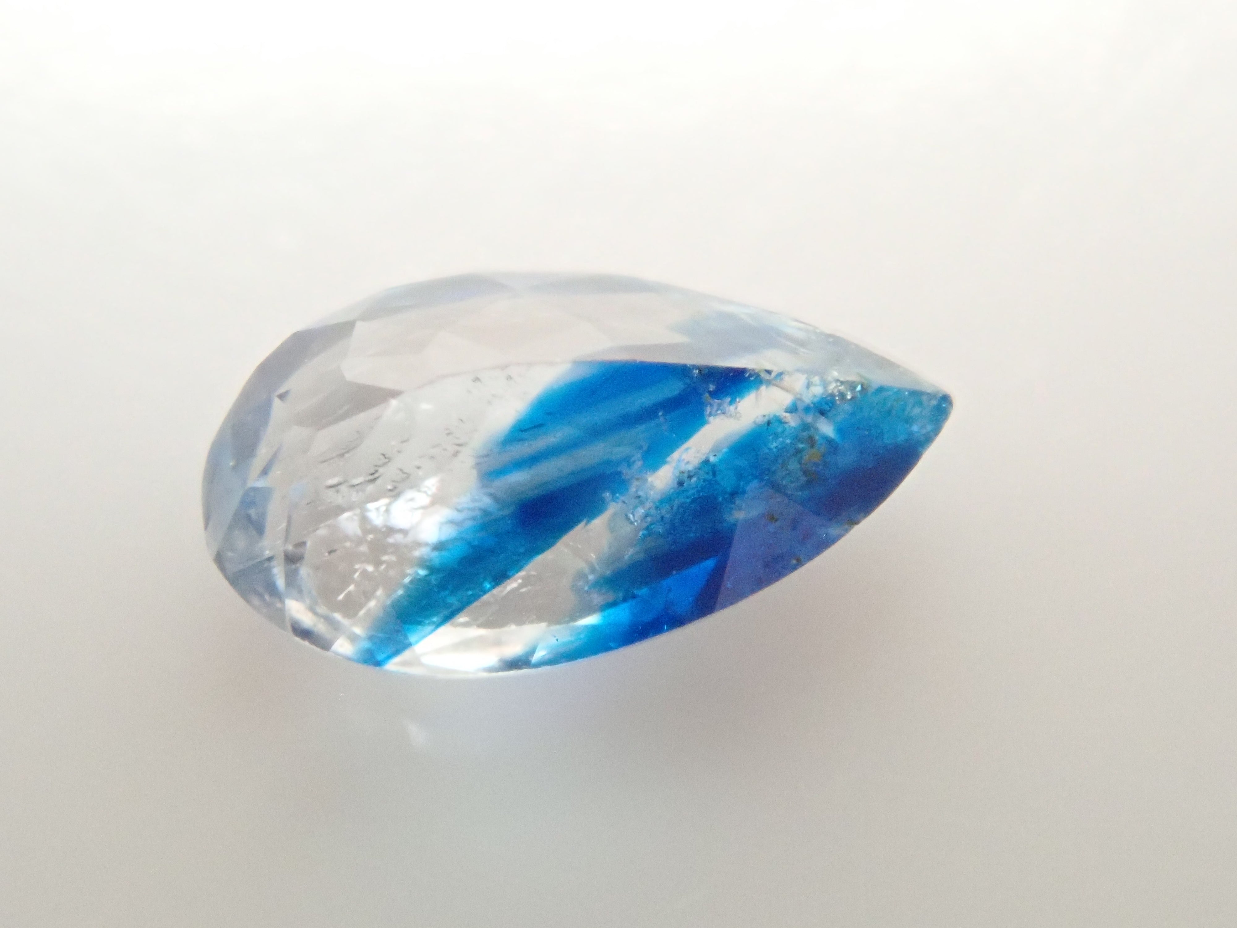 【12560353掲載】ジンバブエ産バイカラーユークレース 0.201ctルース