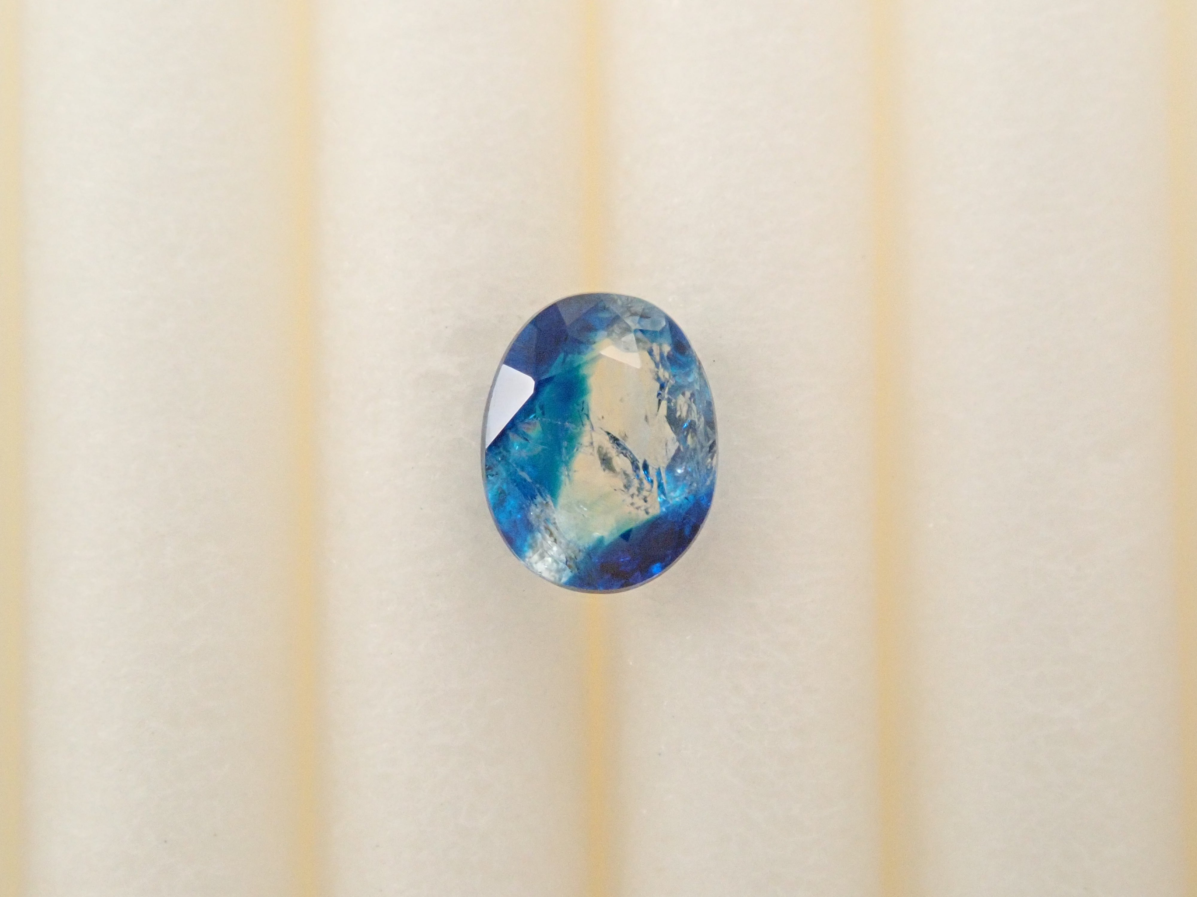 【12560354掲載】ジンバブエ産バイカラーユークレース 0.206ctルース