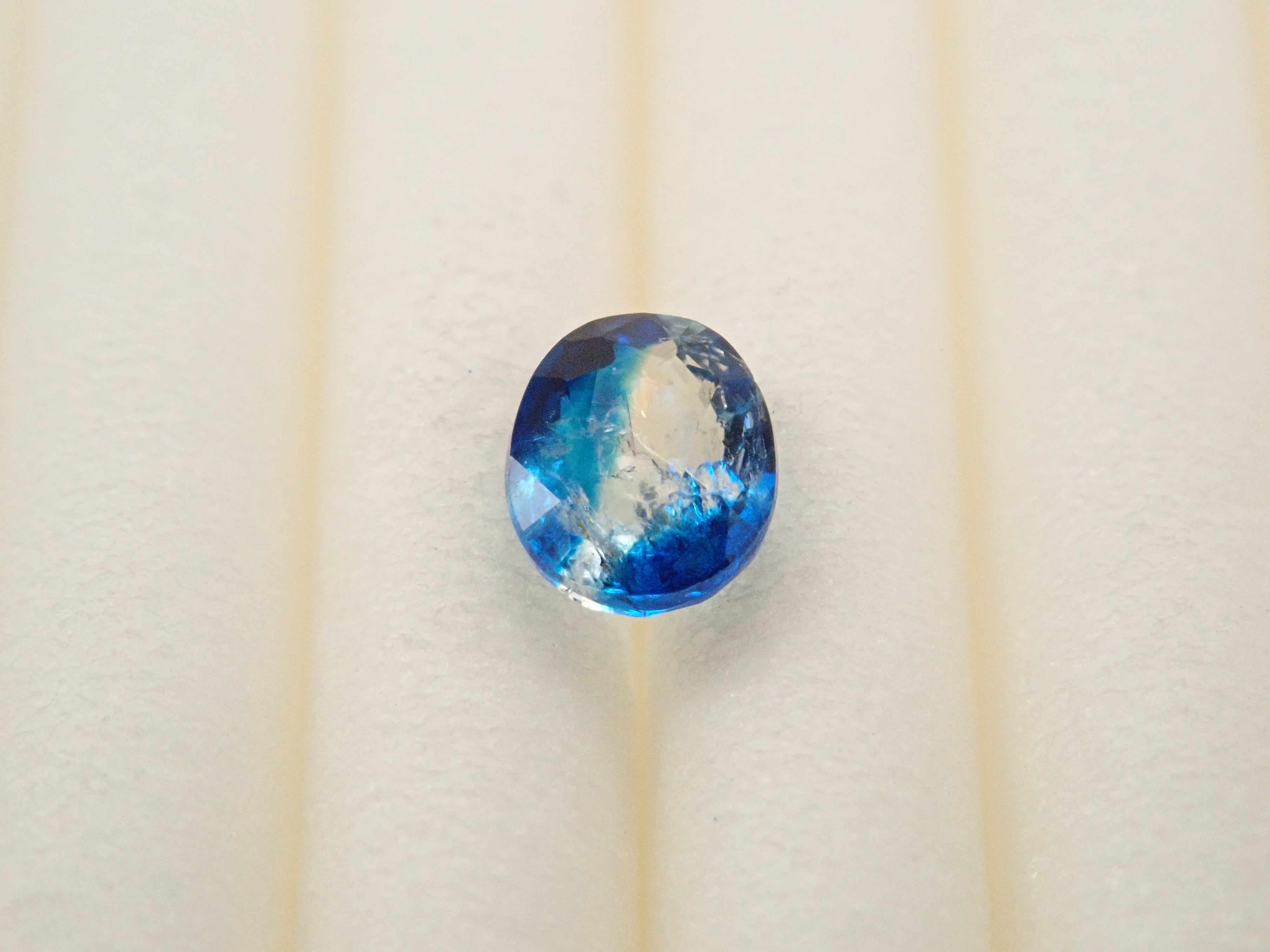 【12560354掲載】ジンバブエ産バイカラーユークレース 0.206ctルース