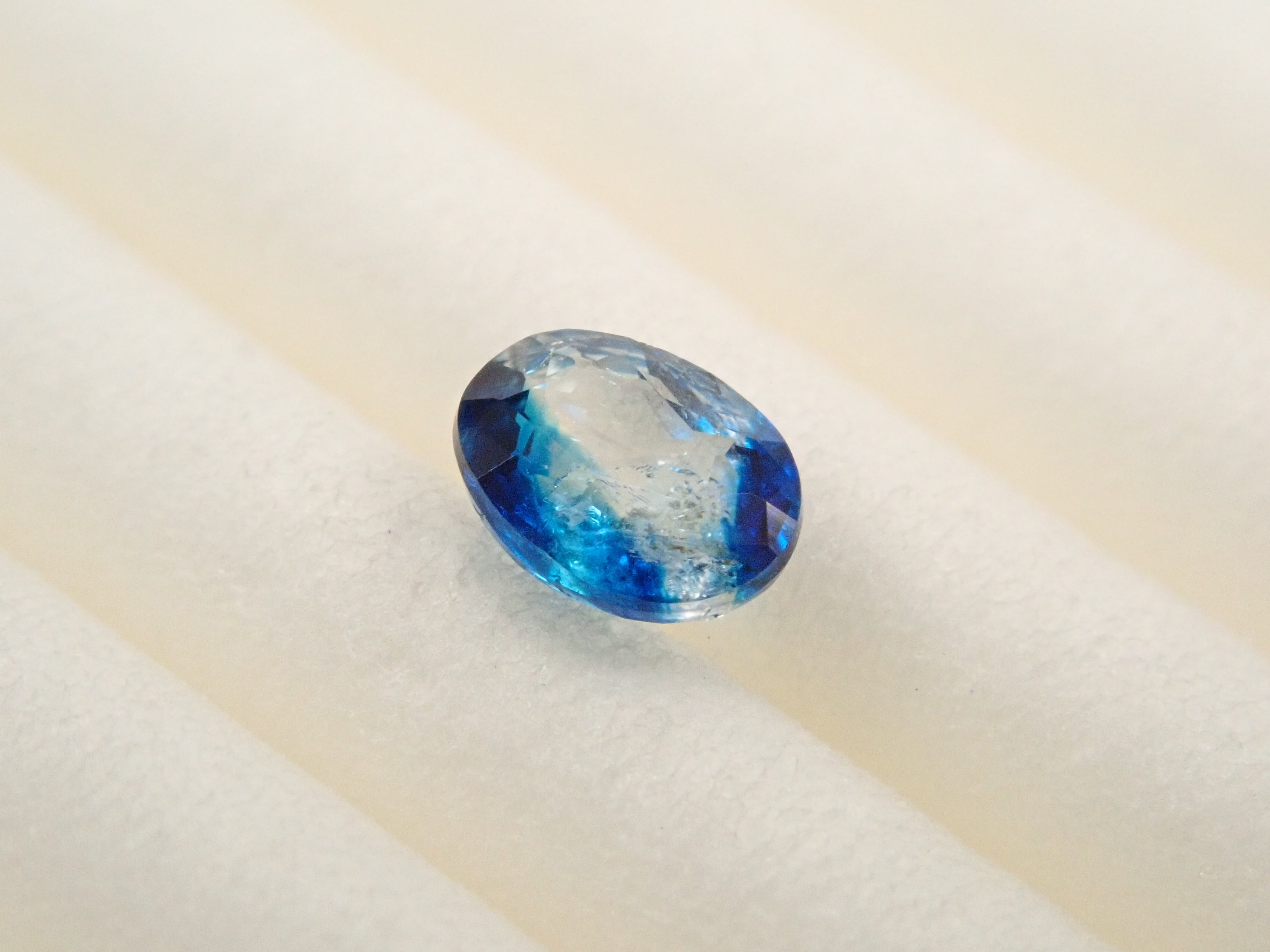 【12560354掲載】ジンバブエ産バイカラーユークレース 0.206ctルース