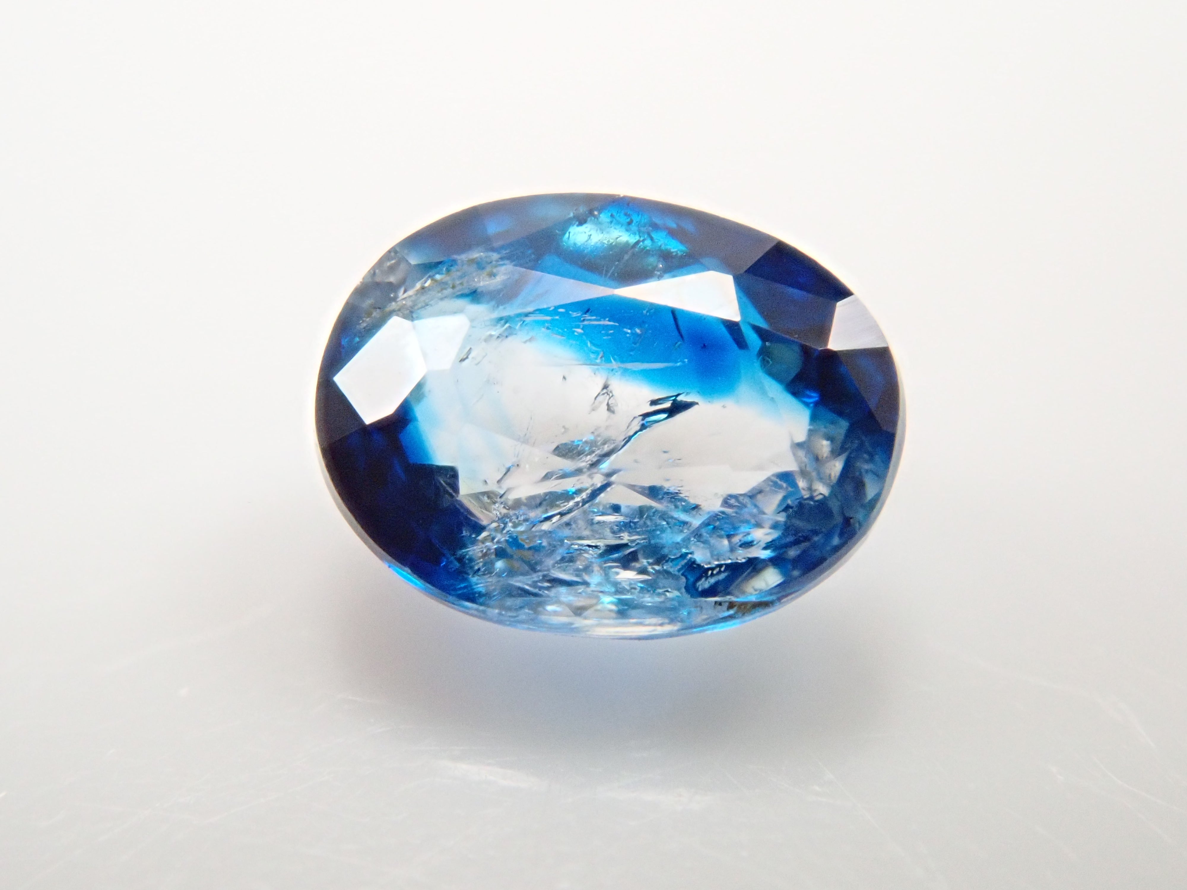 【12560354掲載】ジンバブエ産バイカラーユークレース 0.206ctルース