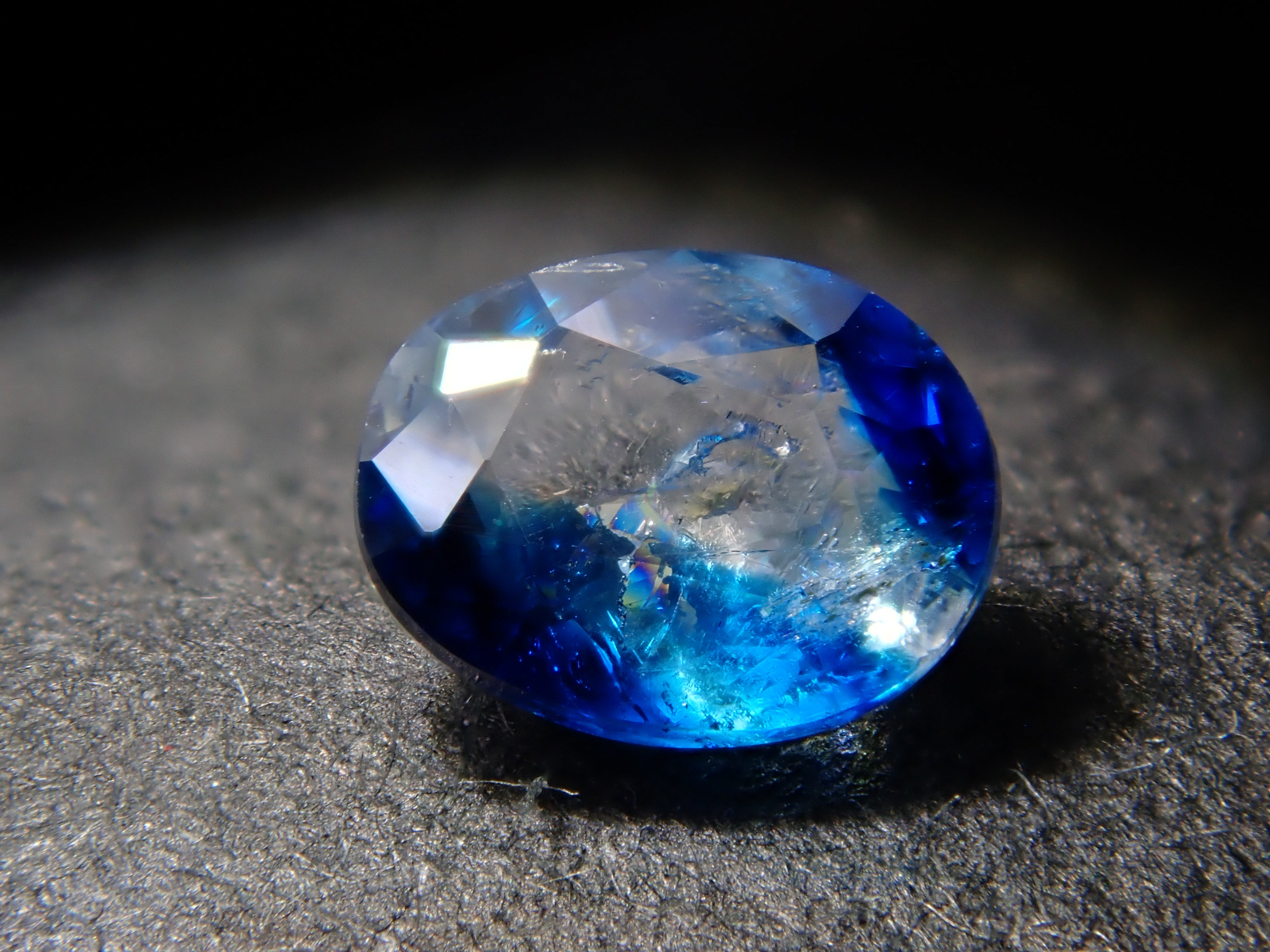 【12560354掲載】ジンバブエ産バイカラーユークレース 0.206ctルース