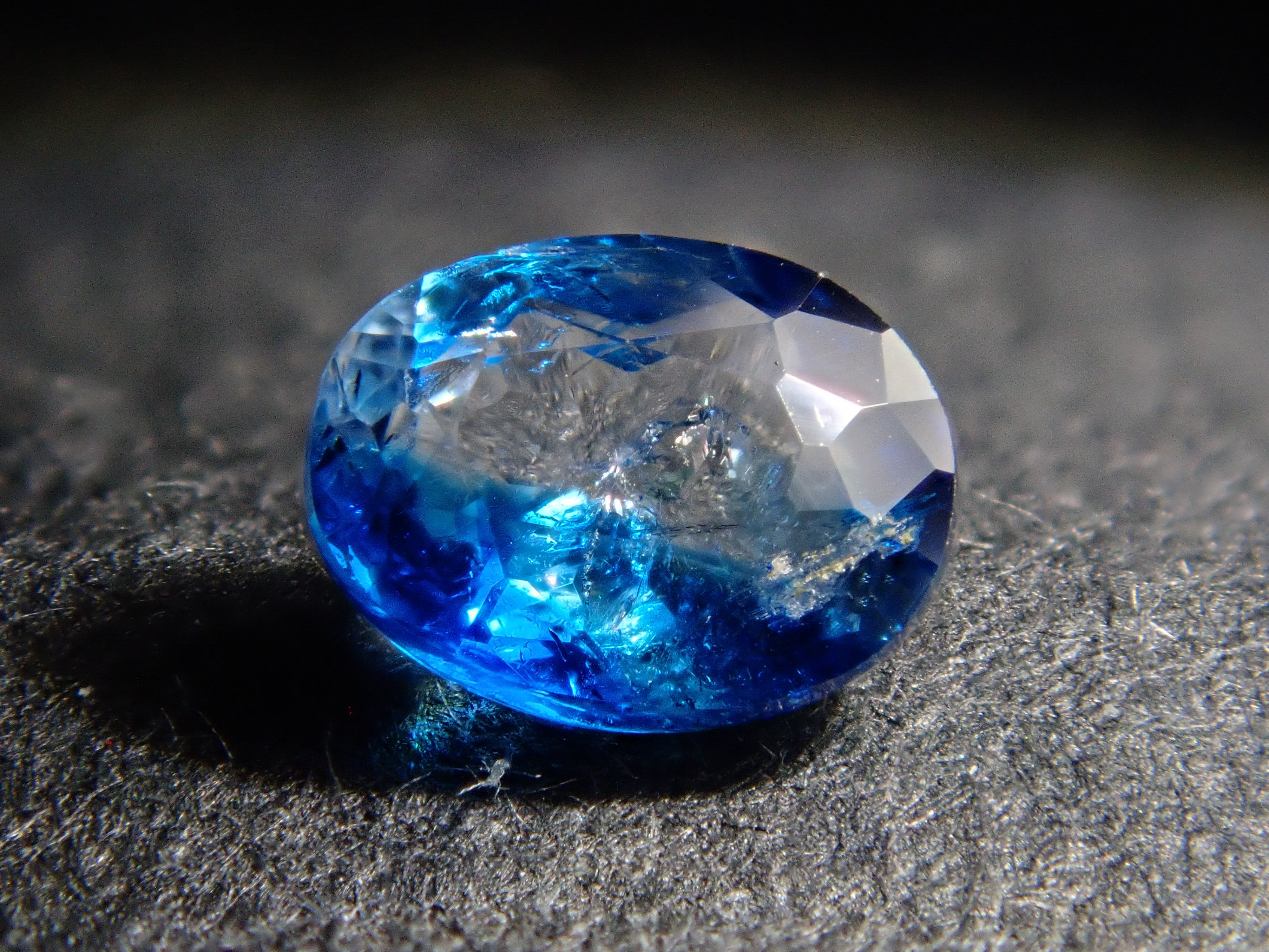 【12560354掲載】ジンバブエ産バイカラーユークレース 0.206ctルース