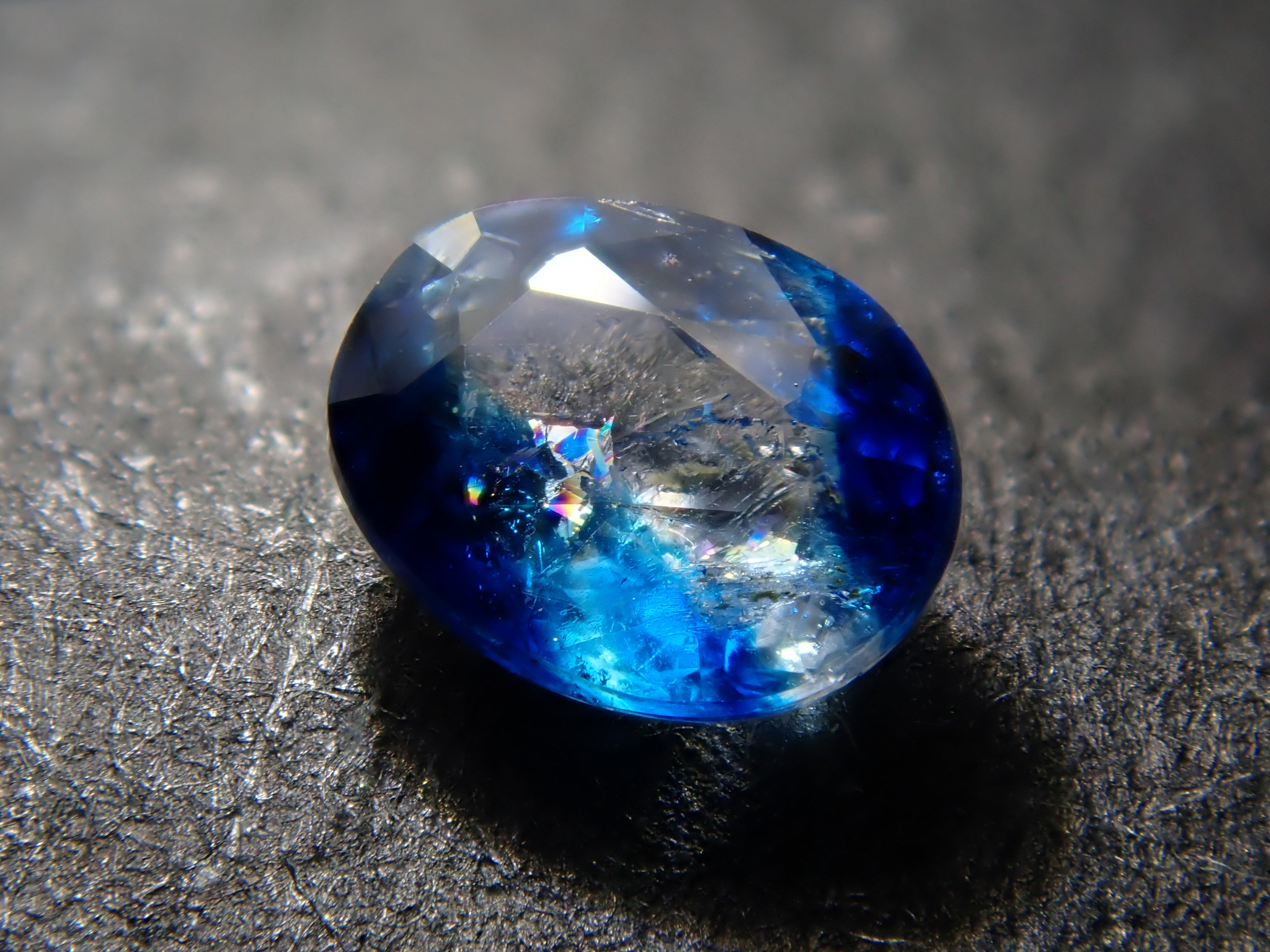 【12560354掲載】ジンバブエ産バイカラーユークレース 0.206ctルース