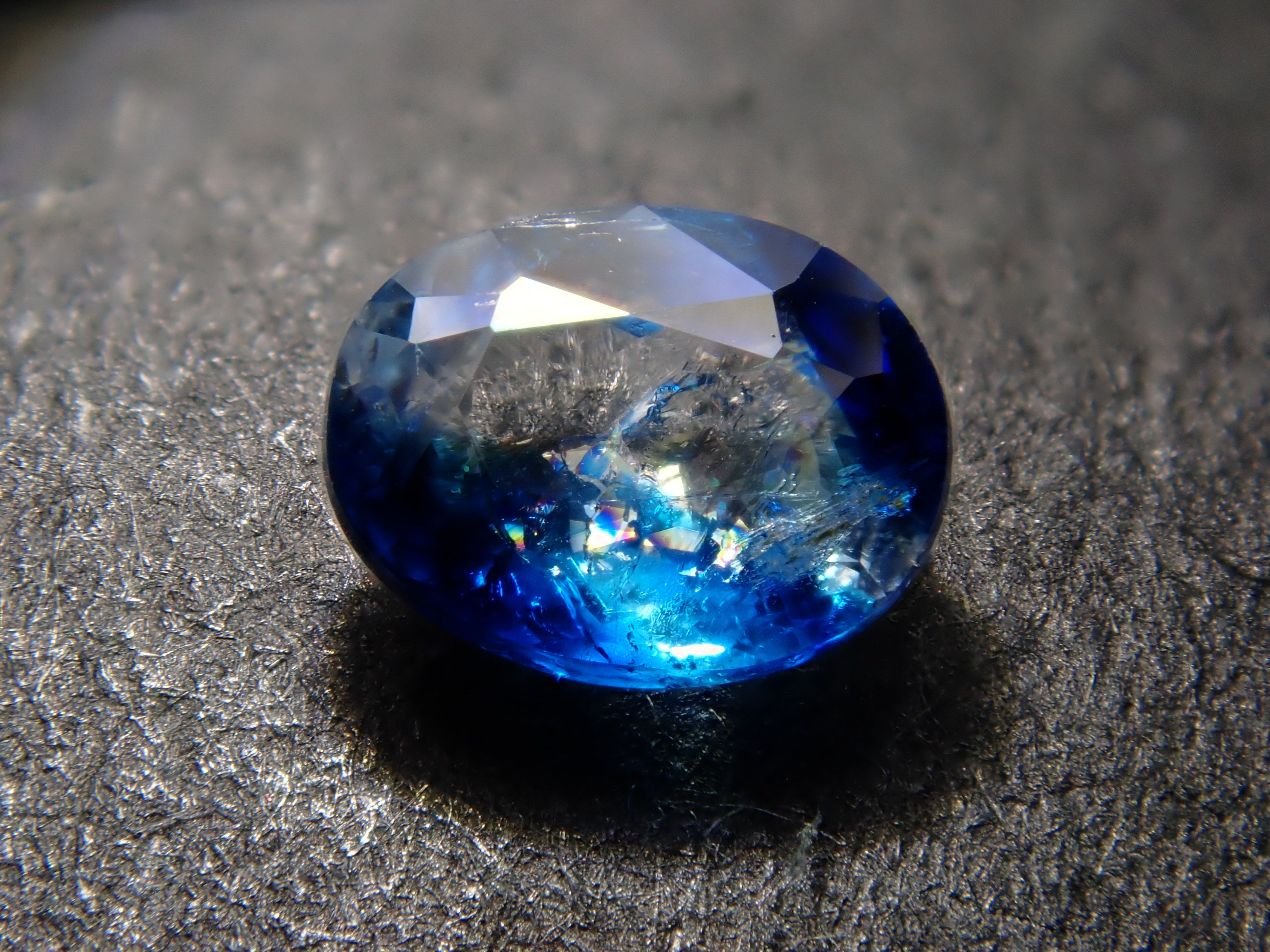 【12560354掲載】ジンバブエ産バイカラーユークレース 0.206ctルース