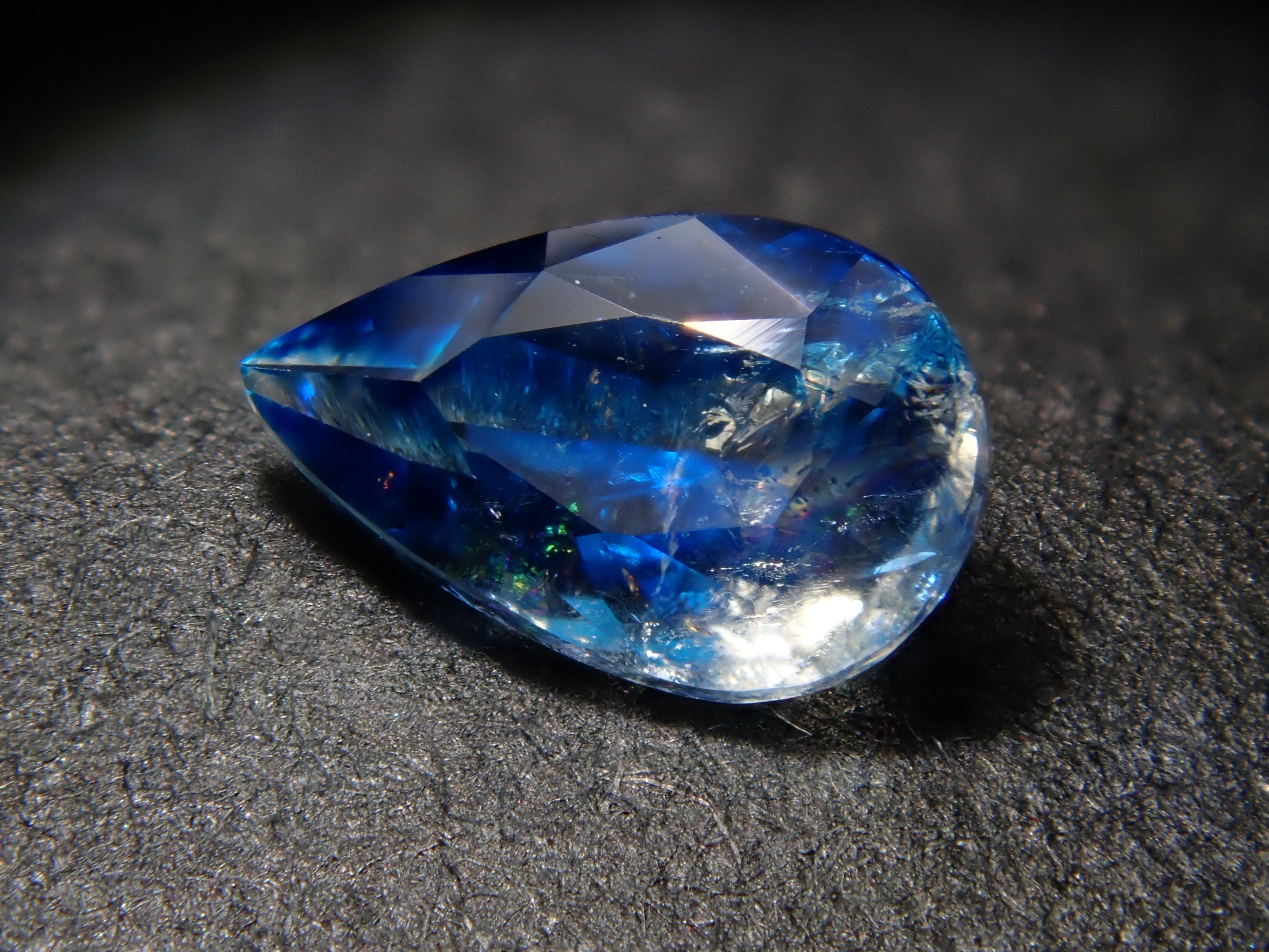 【12560355掲載】ジンバブエ産バイカラーユークレース 0.255ctルース