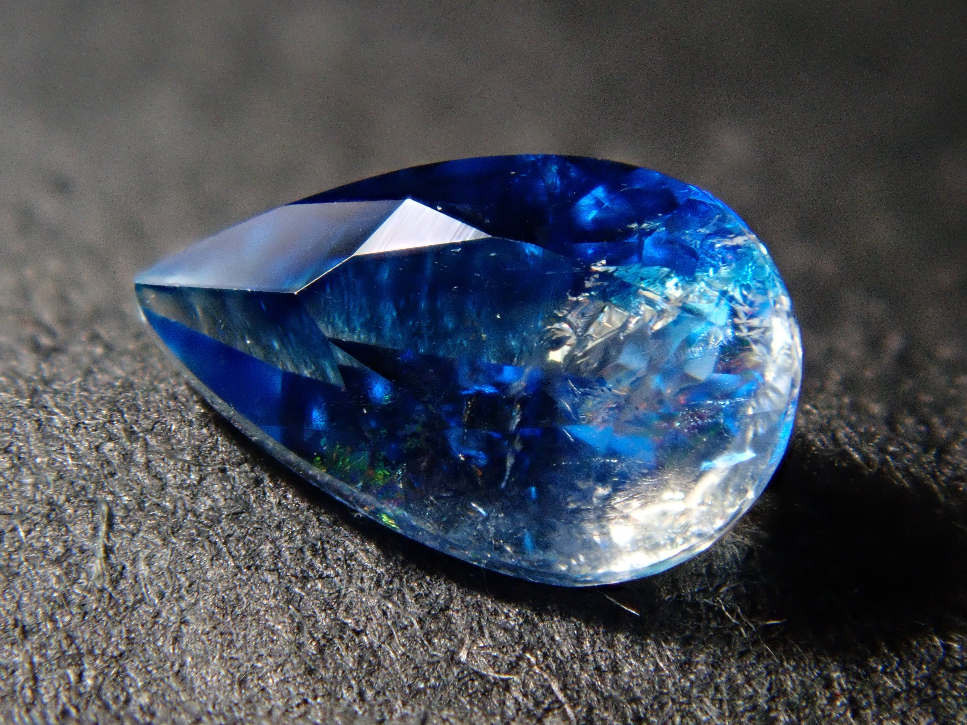 【12560355掲載】ジンバブエ産バイカラーユークレース 0.255ctルース