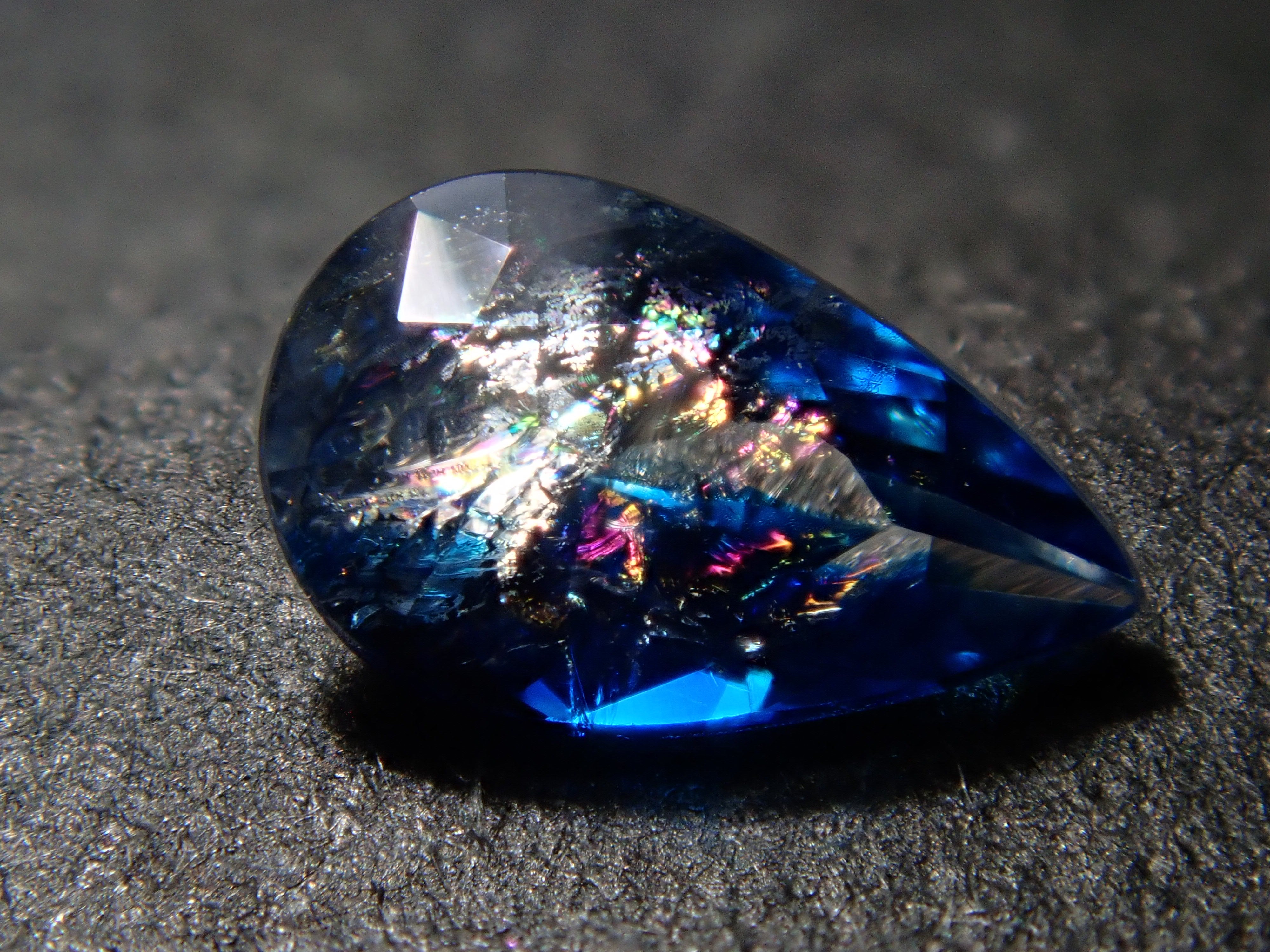 【12560355掲載】ジンバブエ産バイカラーユークレース 0.255ctルース