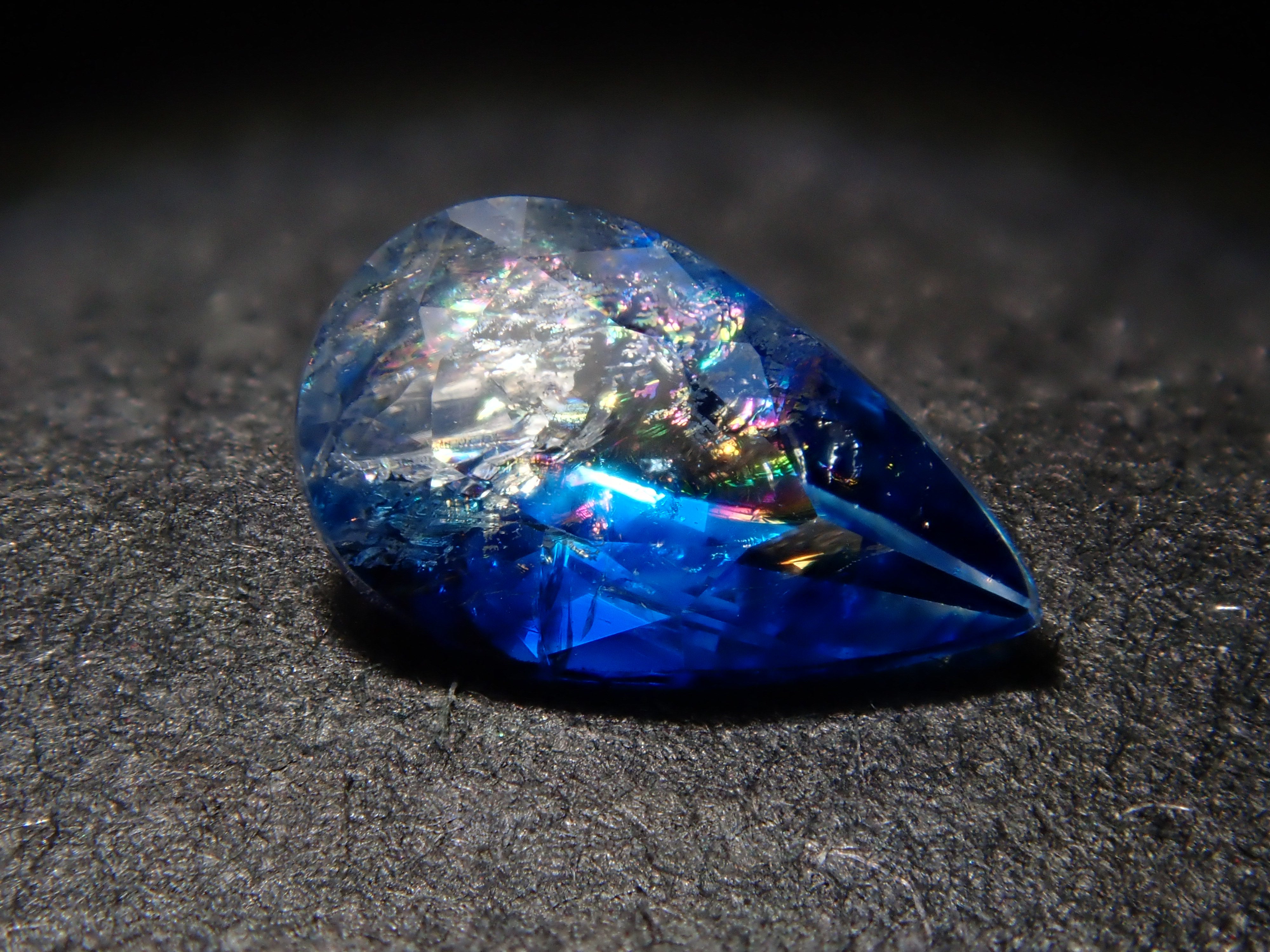 【12560355掲載】ジンバブエ産バイカラーユークレース 0.255ctルース