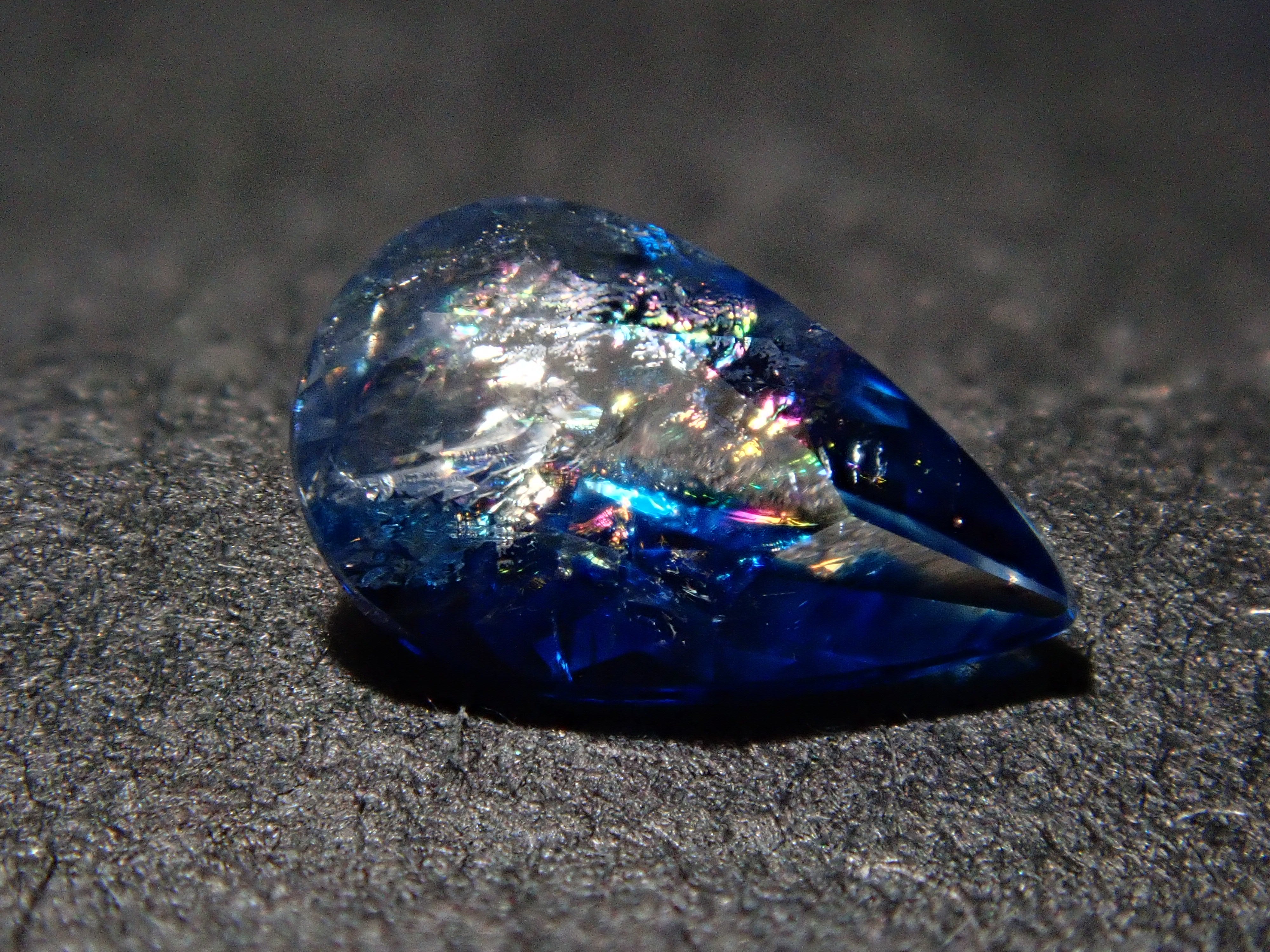 【12560355掲載】ジンバブエ産バイカラーユークレース 0.255ctルース