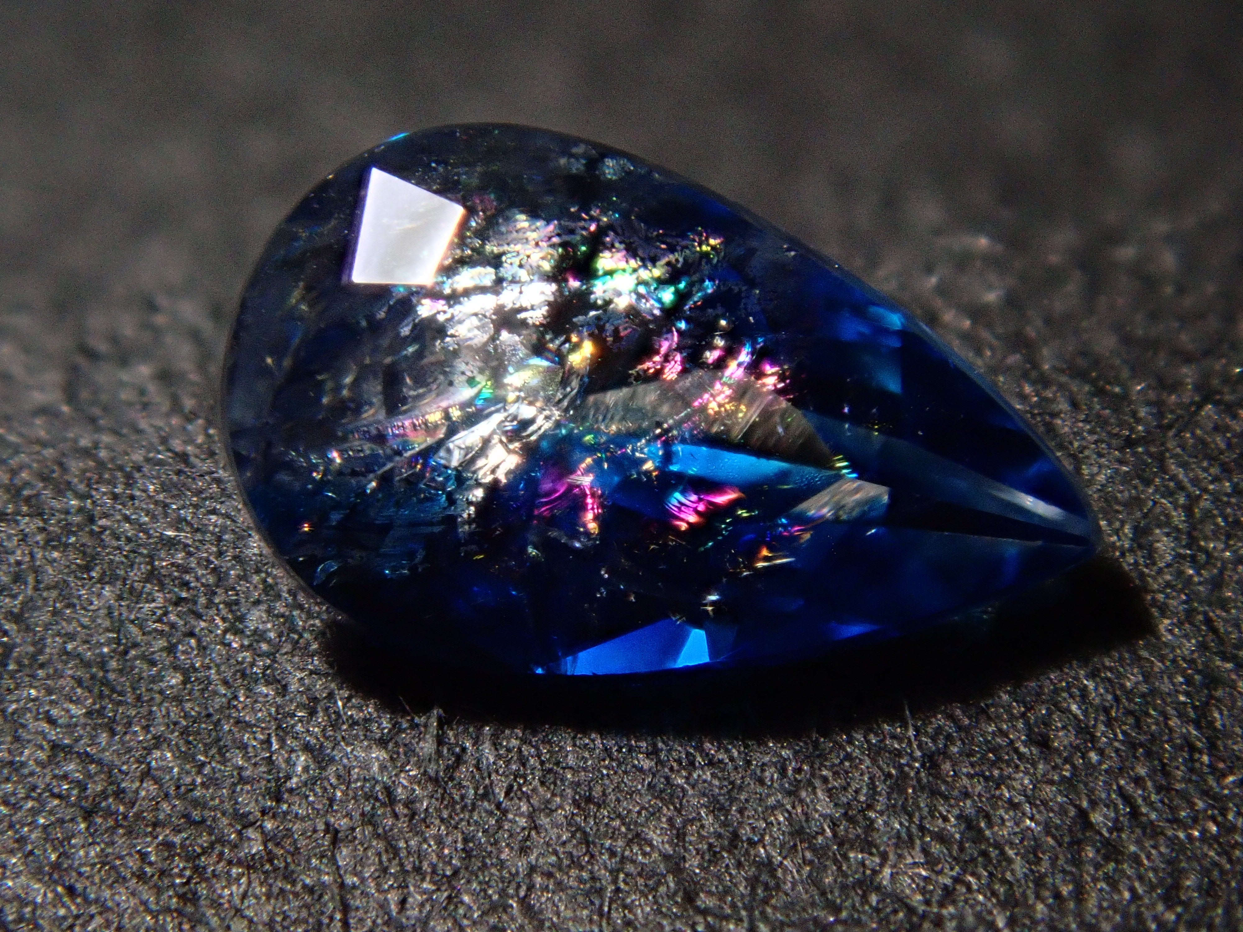 【12560355掲載】ジンバブエ産バイカラーユークレース 0.255ctルース