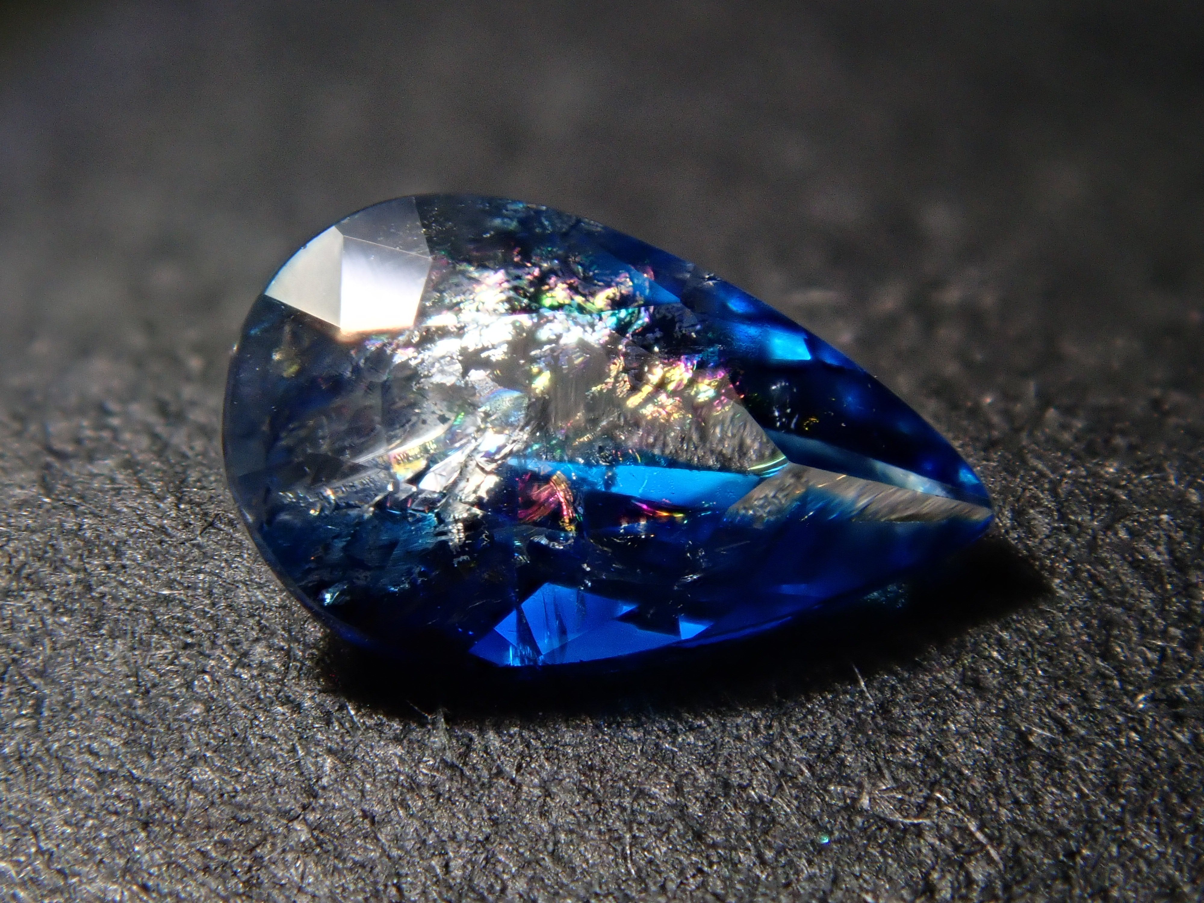 【12560355掲載】ジンバブエ産バイカラーユークレース 0.255ctルース