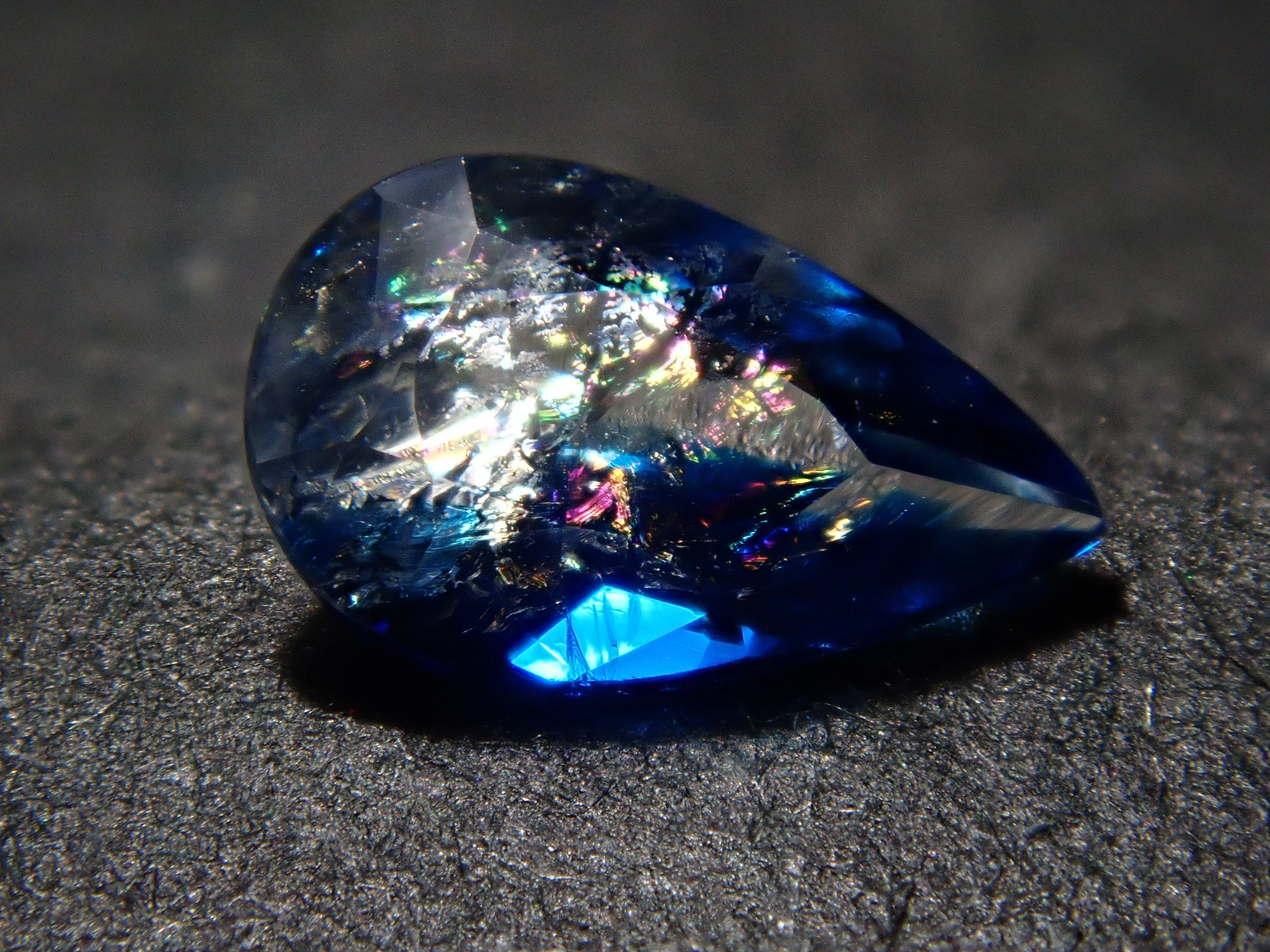 【12560355掲載】ジンバブエ産バイカラーユークレース 0.255ctルース