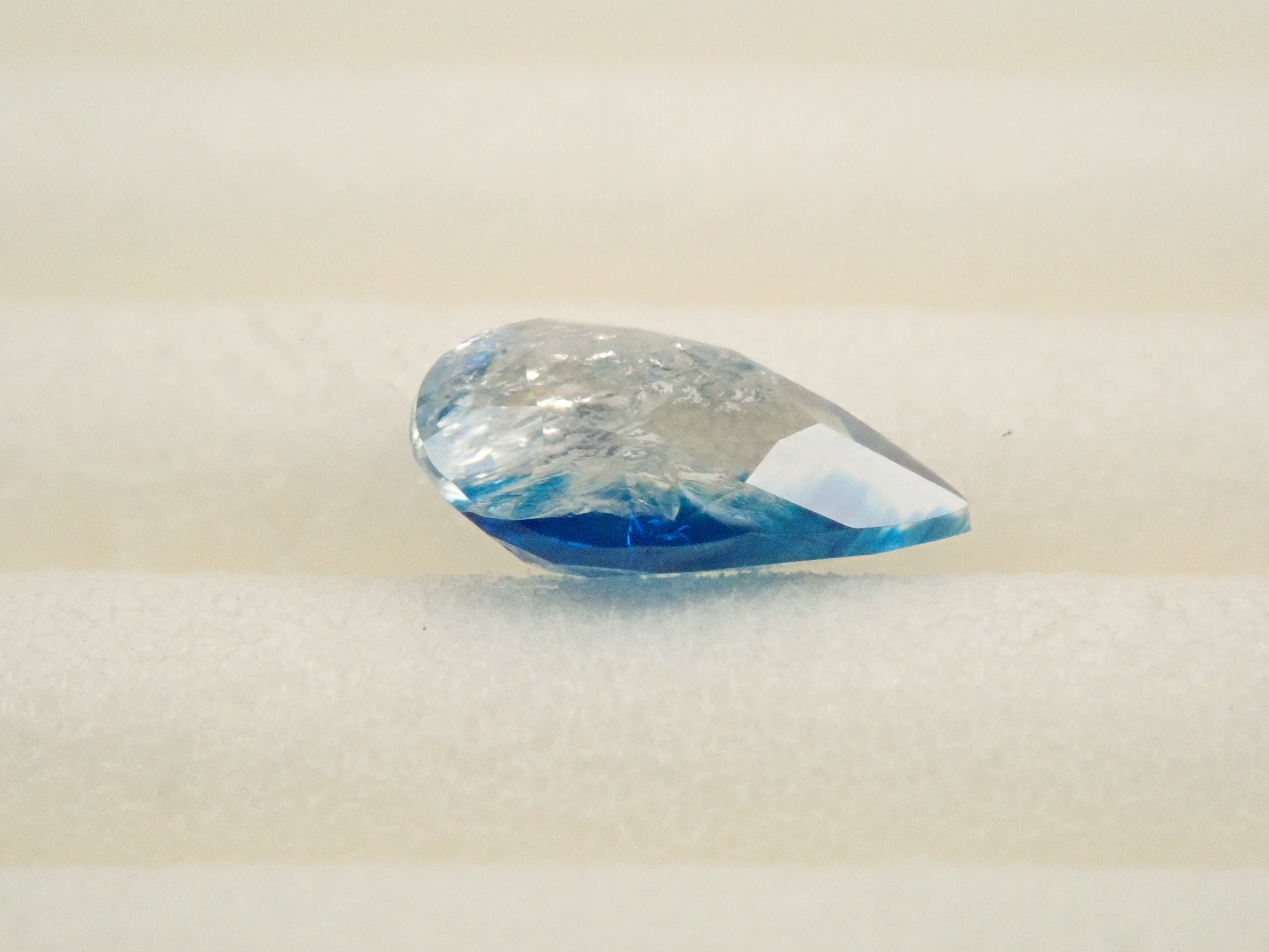 【12560355掲載】ジンバブエ産バイカラーユークレース 0.255ctルース