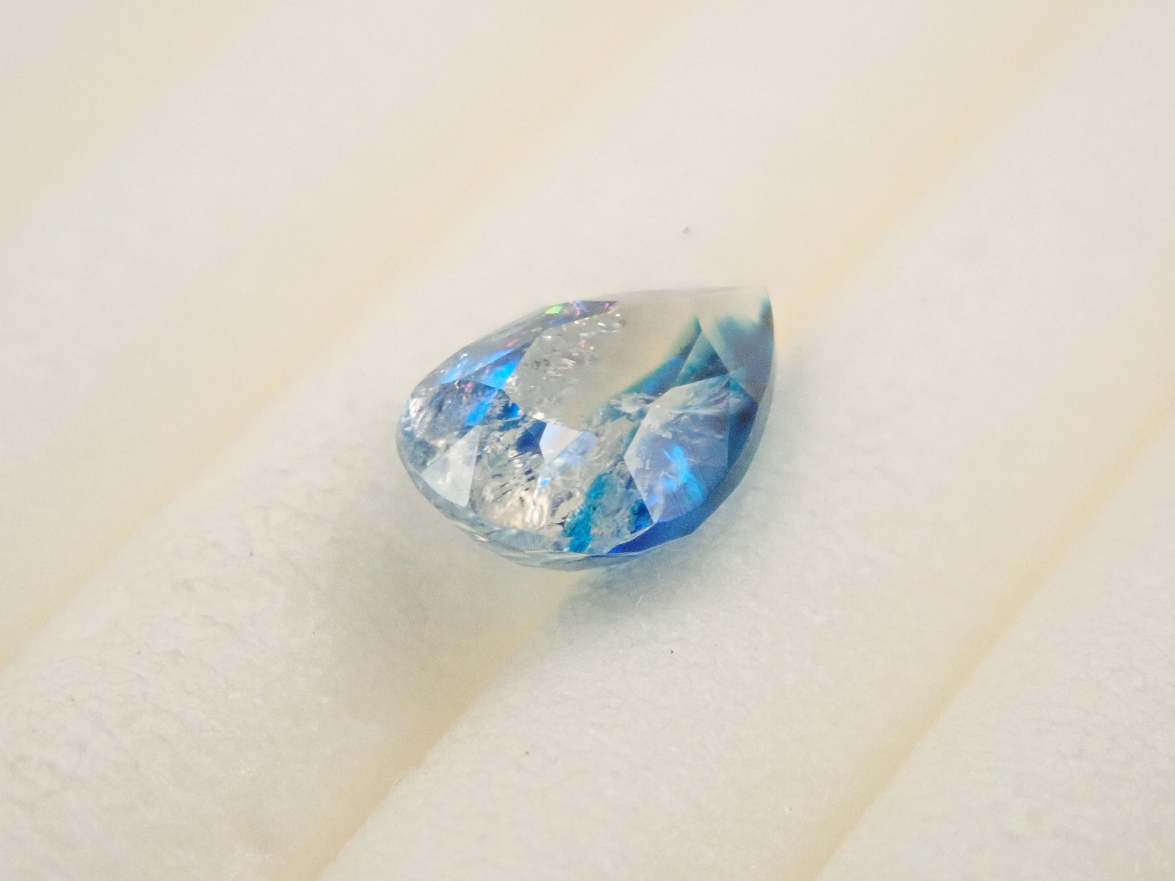 【12560355掲載】ジンバブエ産バイカラーユークレース 0.255ctルース