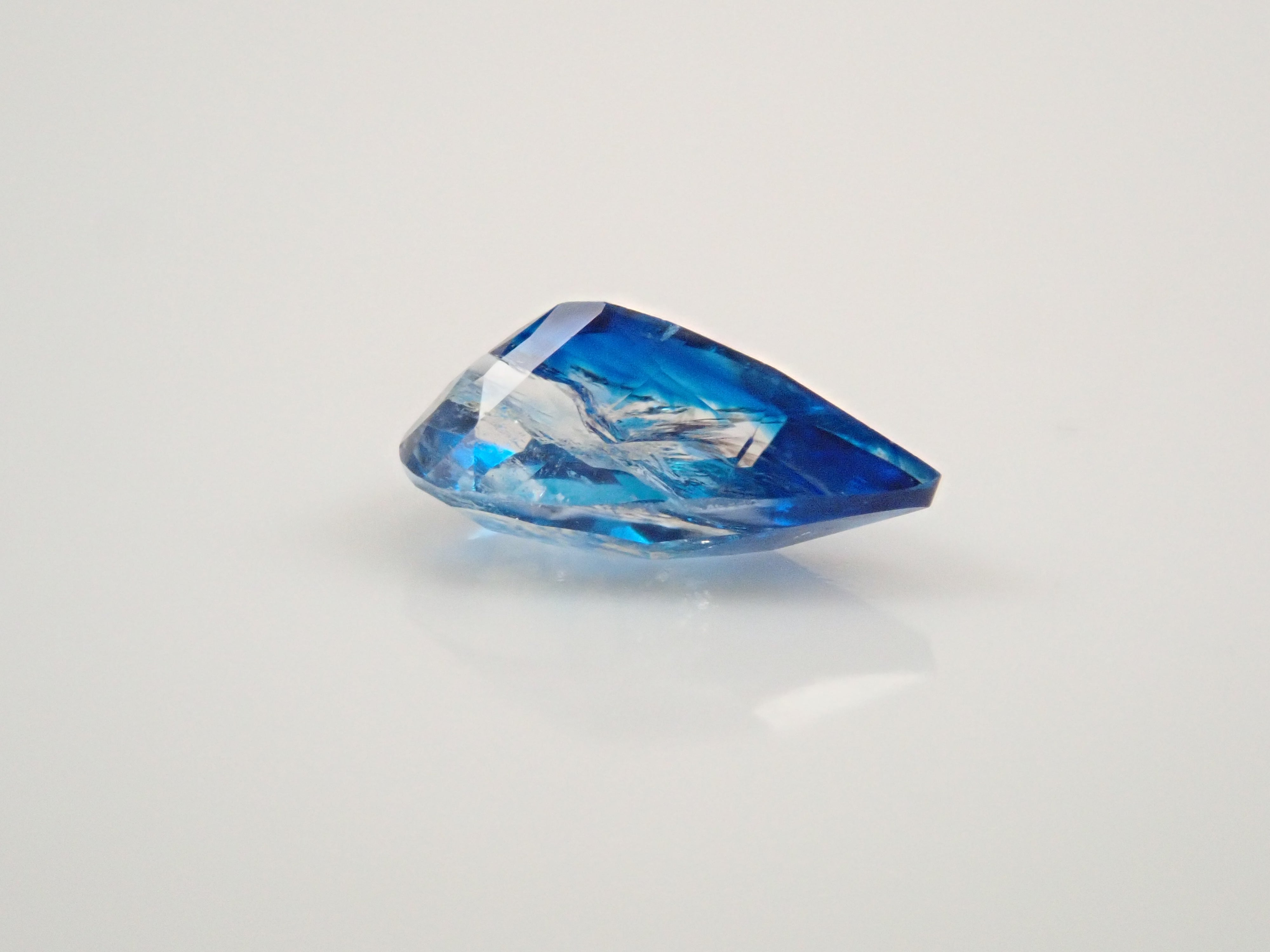 【12560355掲載】ジンバブエ産バイカラーユークレース 0.255ctルース