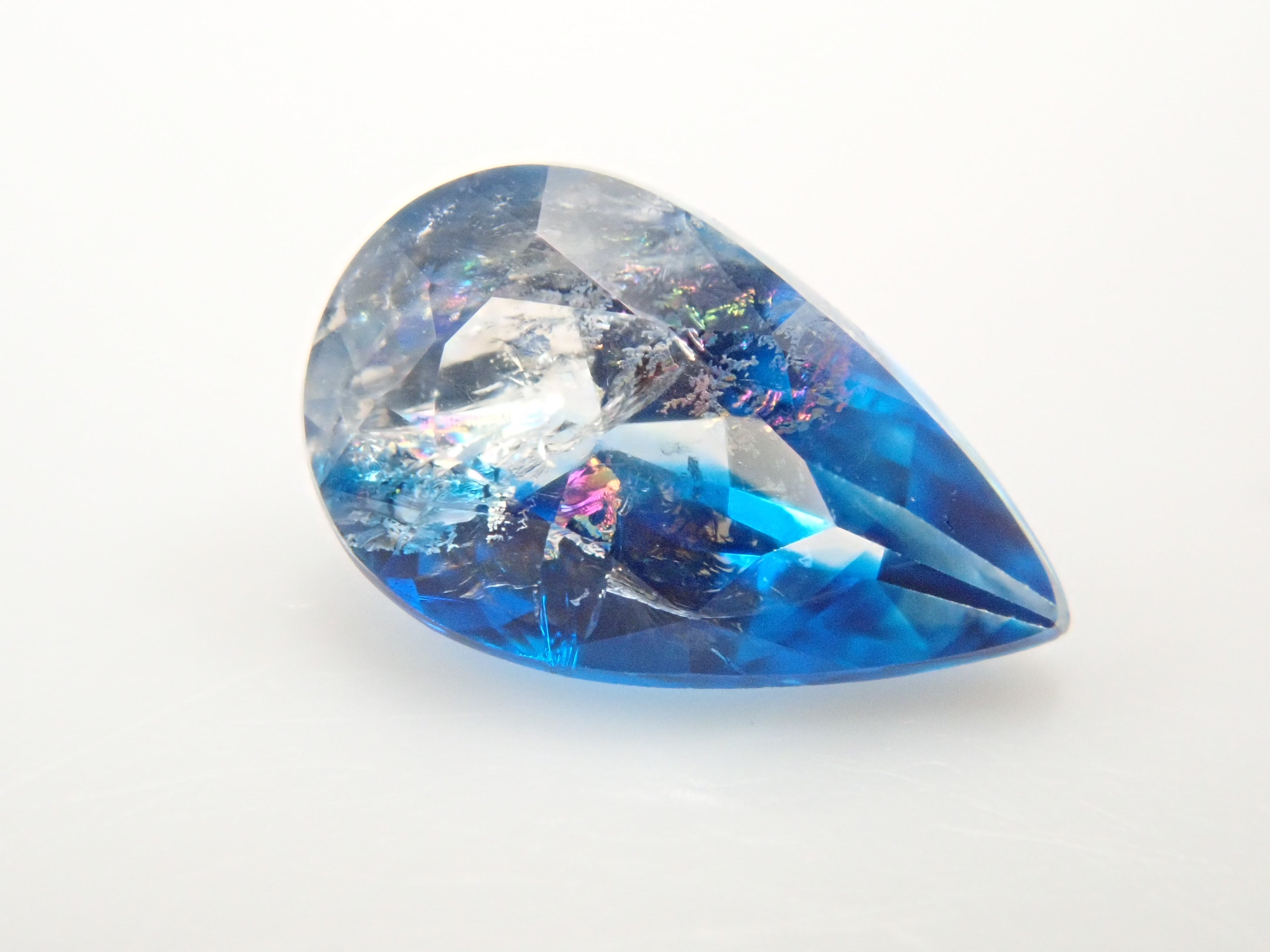 【12560355掲載】ジンバブエ産バイカラーユークレース 0.255ctルース