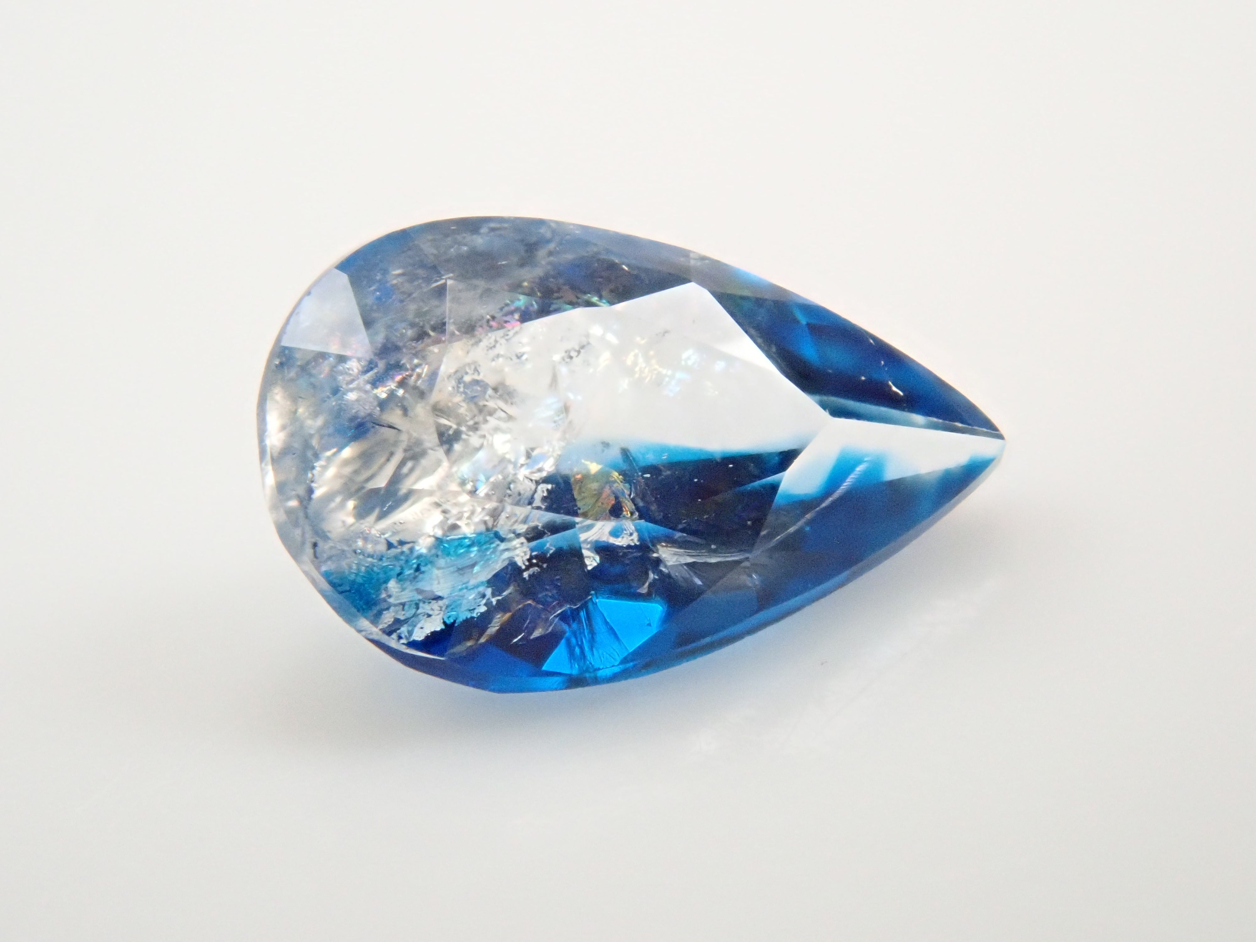 【12560355掲載】ジンバブエ産バイカラーユークレース 0.255ctルース