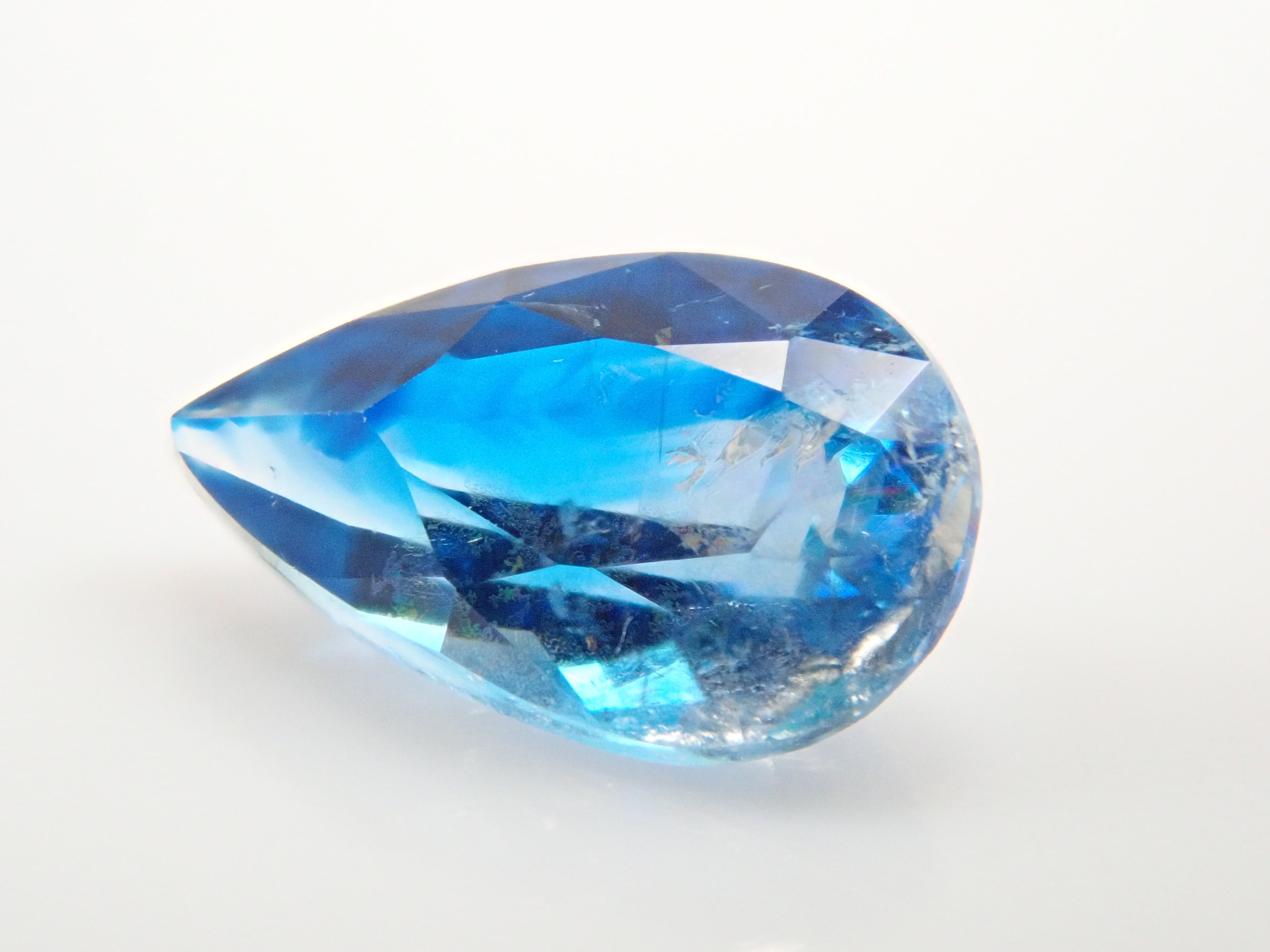 【12560355掲載】ジンバブエ産バイカラーユークレース 0.255ctルース