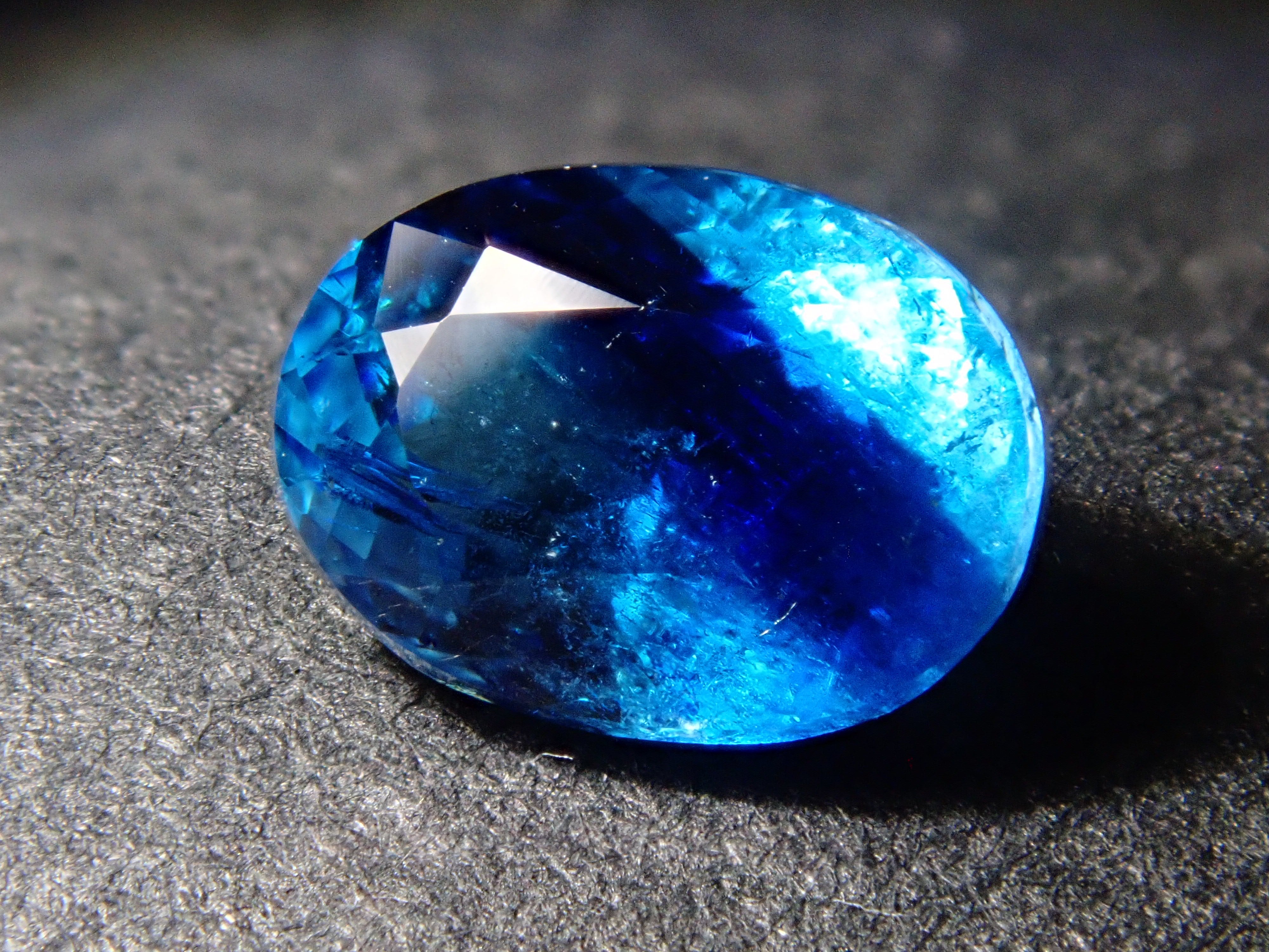 【12560359掲載】ジンバブエ産バイカラーユークレース 0.654ctルース