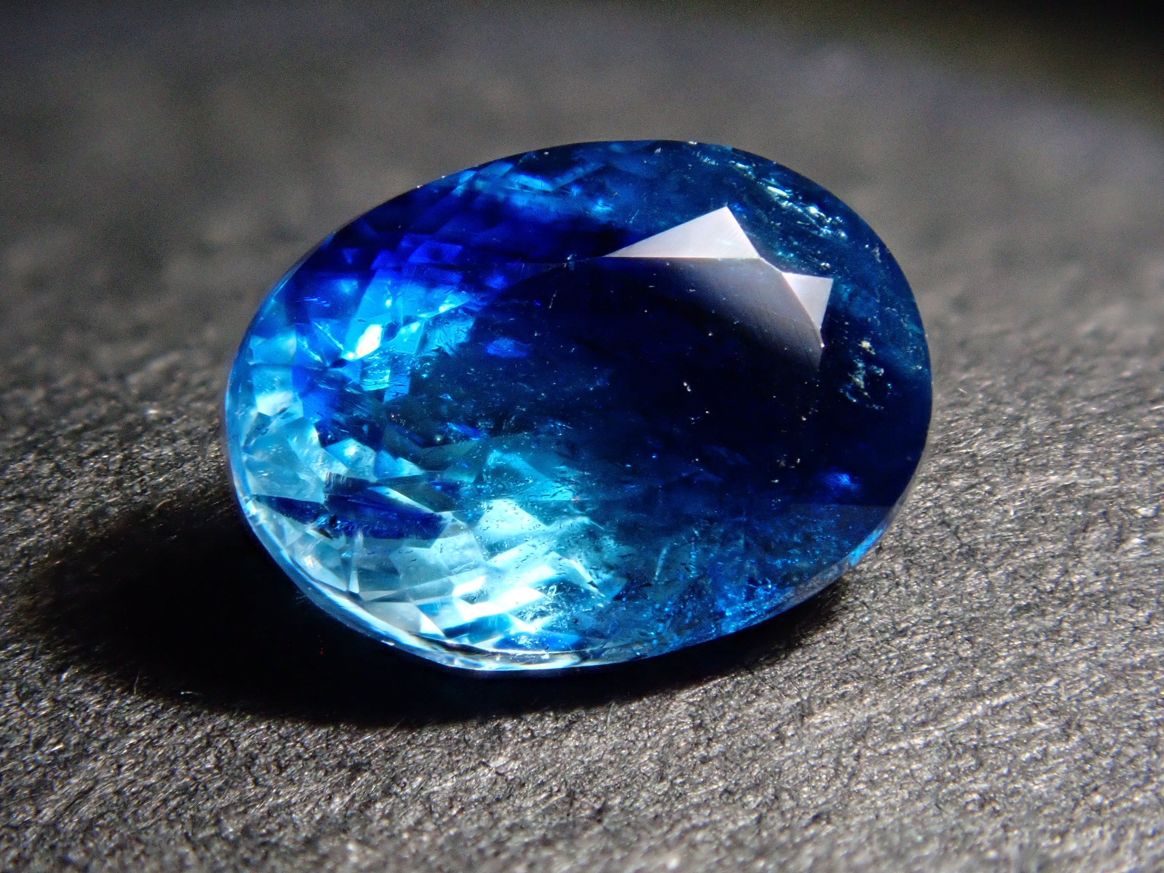 【12560359掲載】ジンバブエ産バイカラーユークレース 0.654ctルース