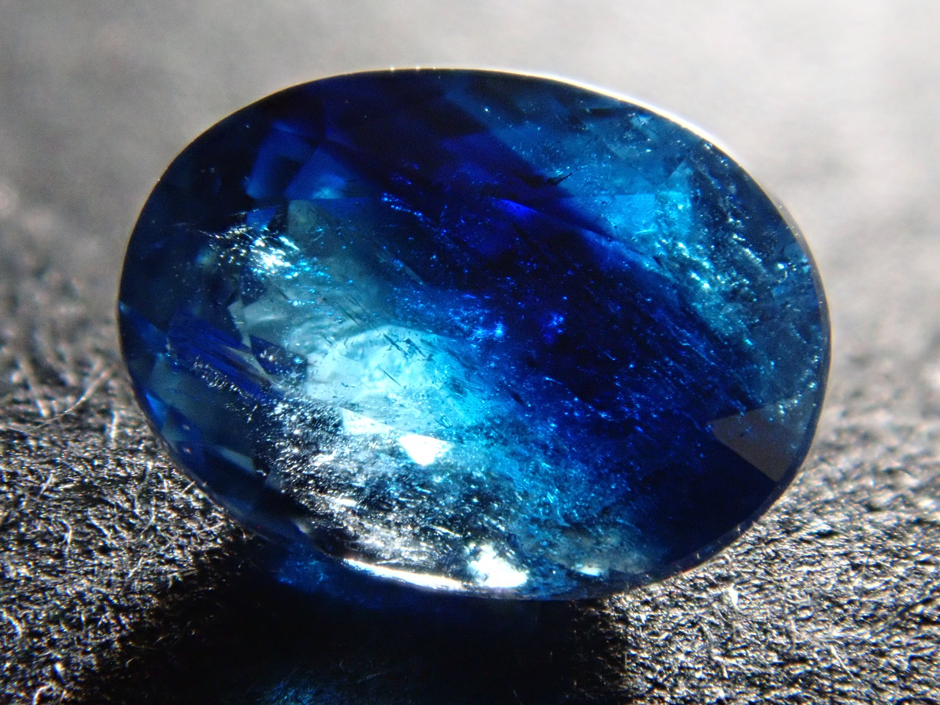 【12560359掲載】ジンバブエ産バイカラーユークレース 0.654ctルース