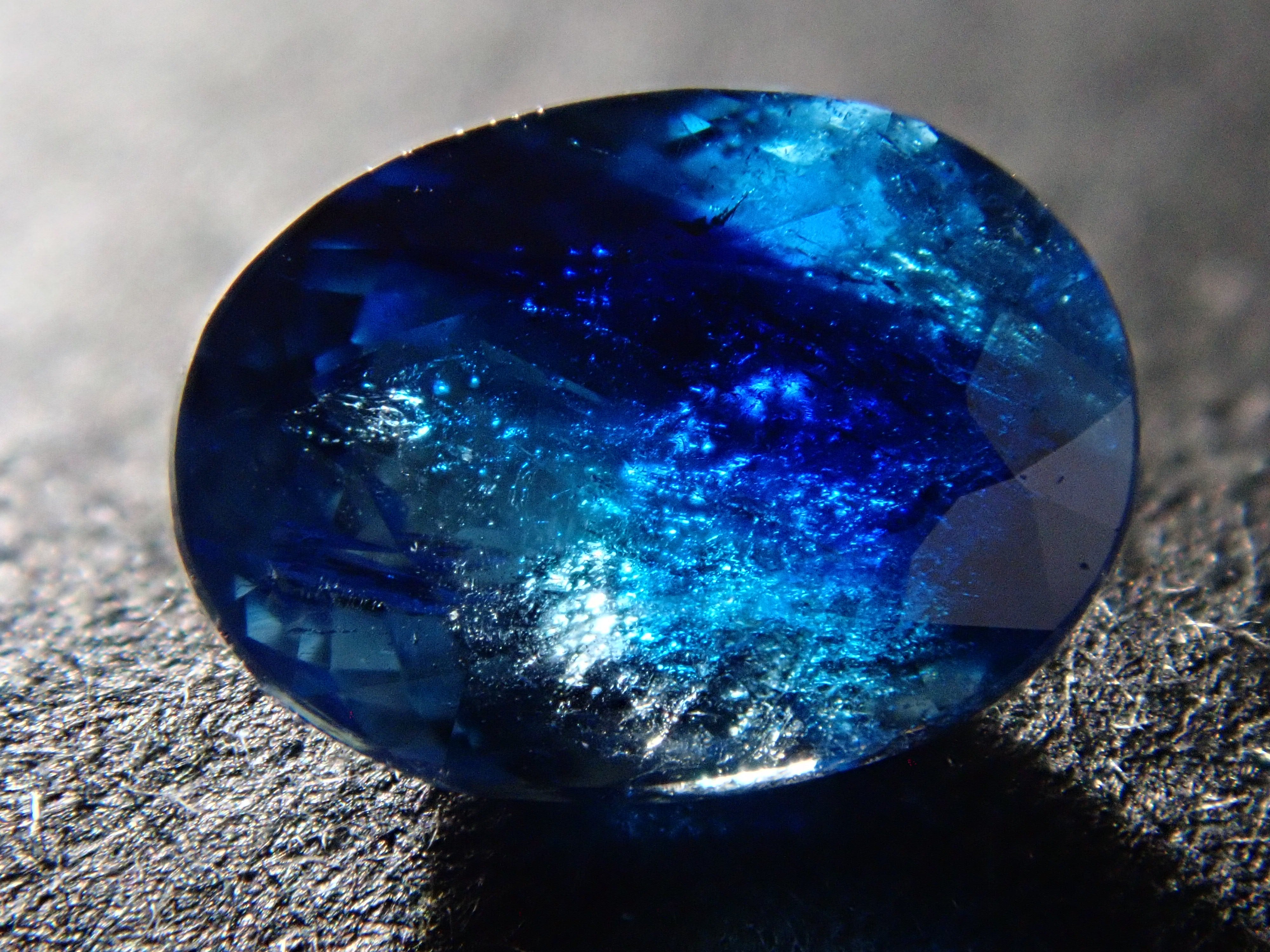 【12560359掲載】ジンバブエ産バイカラーユークレース 0.654ctルース