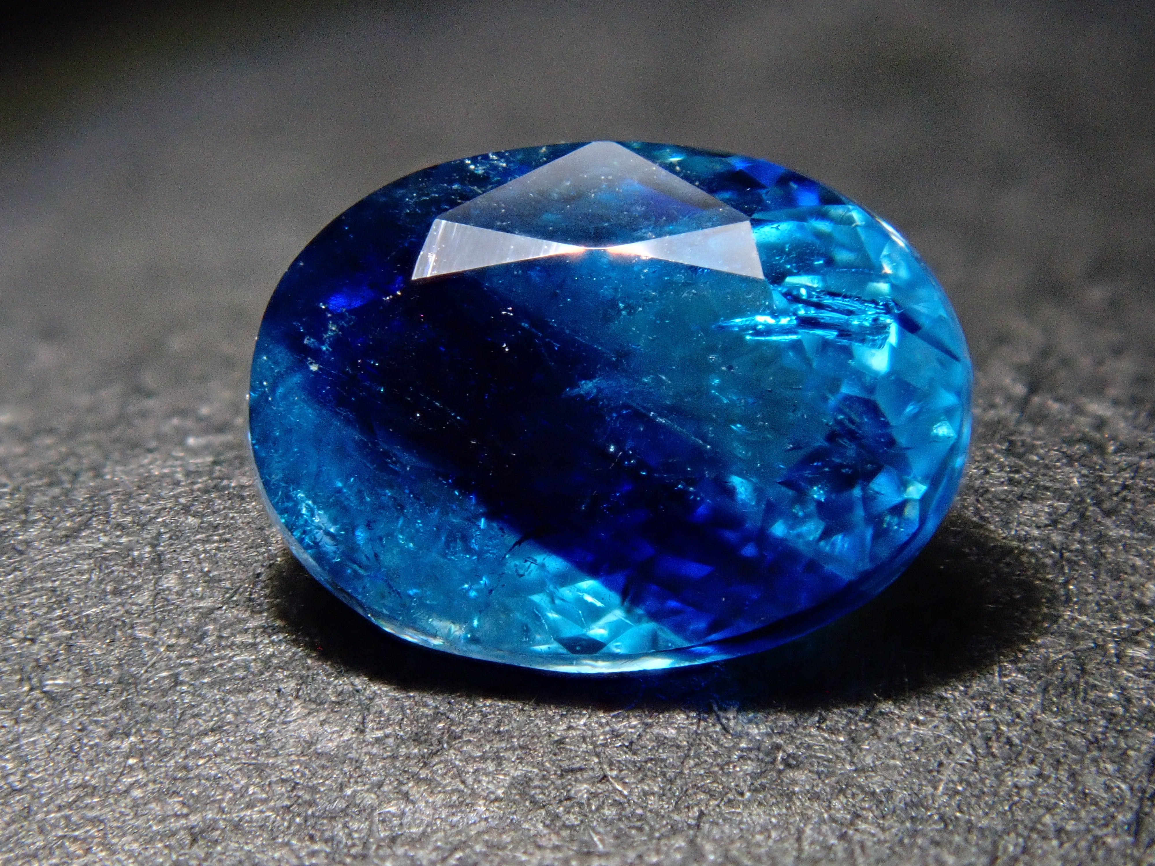 【12560359掲載】ジンバブエ産バイカラーユークレース 0.654ctルース