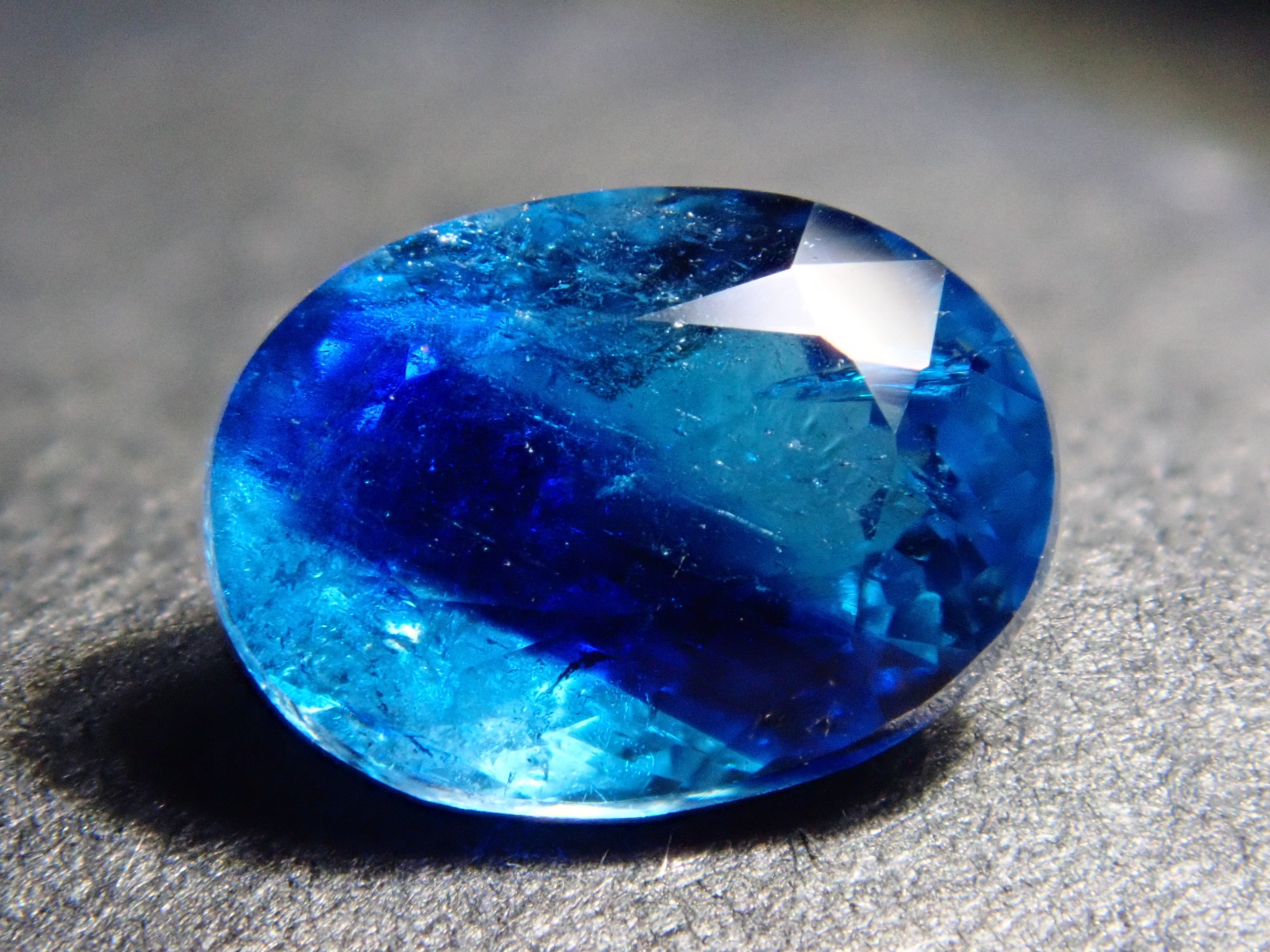 【12560359掲載】ジンバブエ産バイカラーユークレース 0.654ctルース