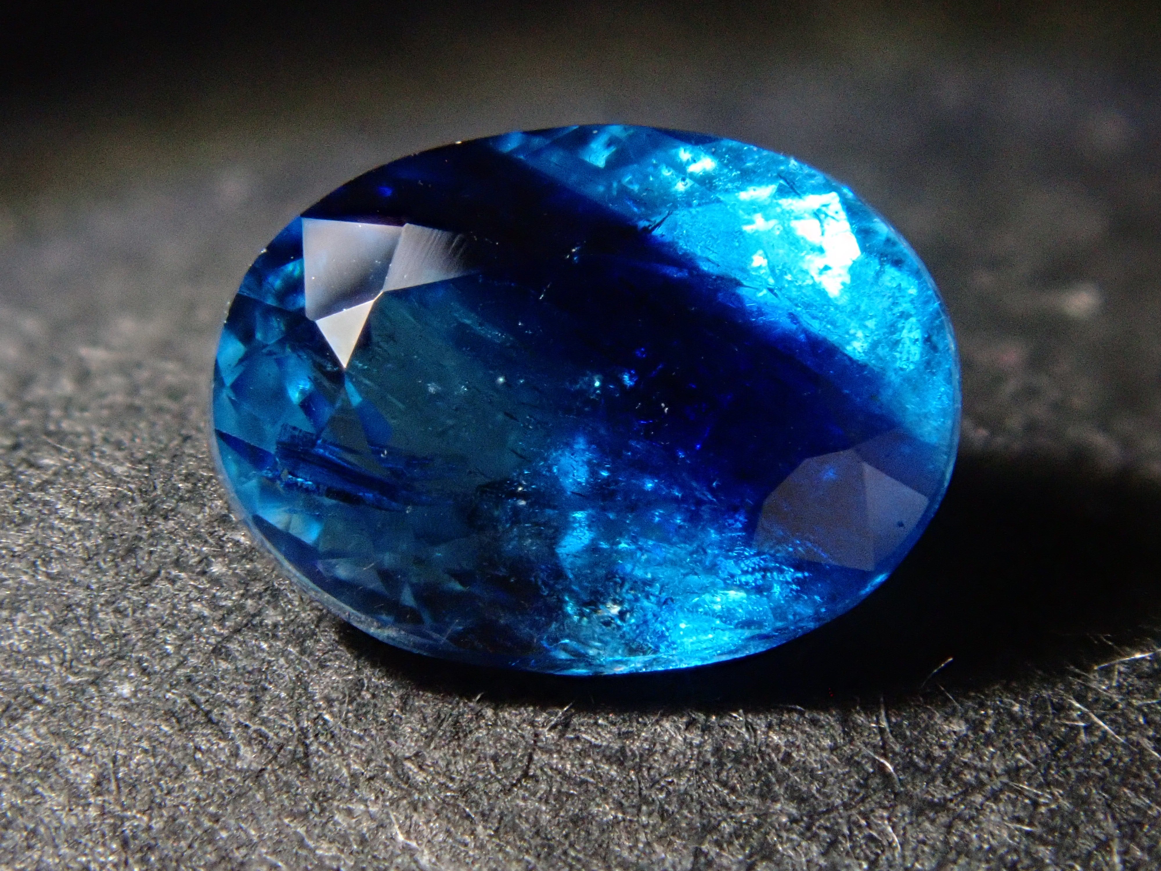 ジンバブエ産バイカラーユークレース 0.654ctルース