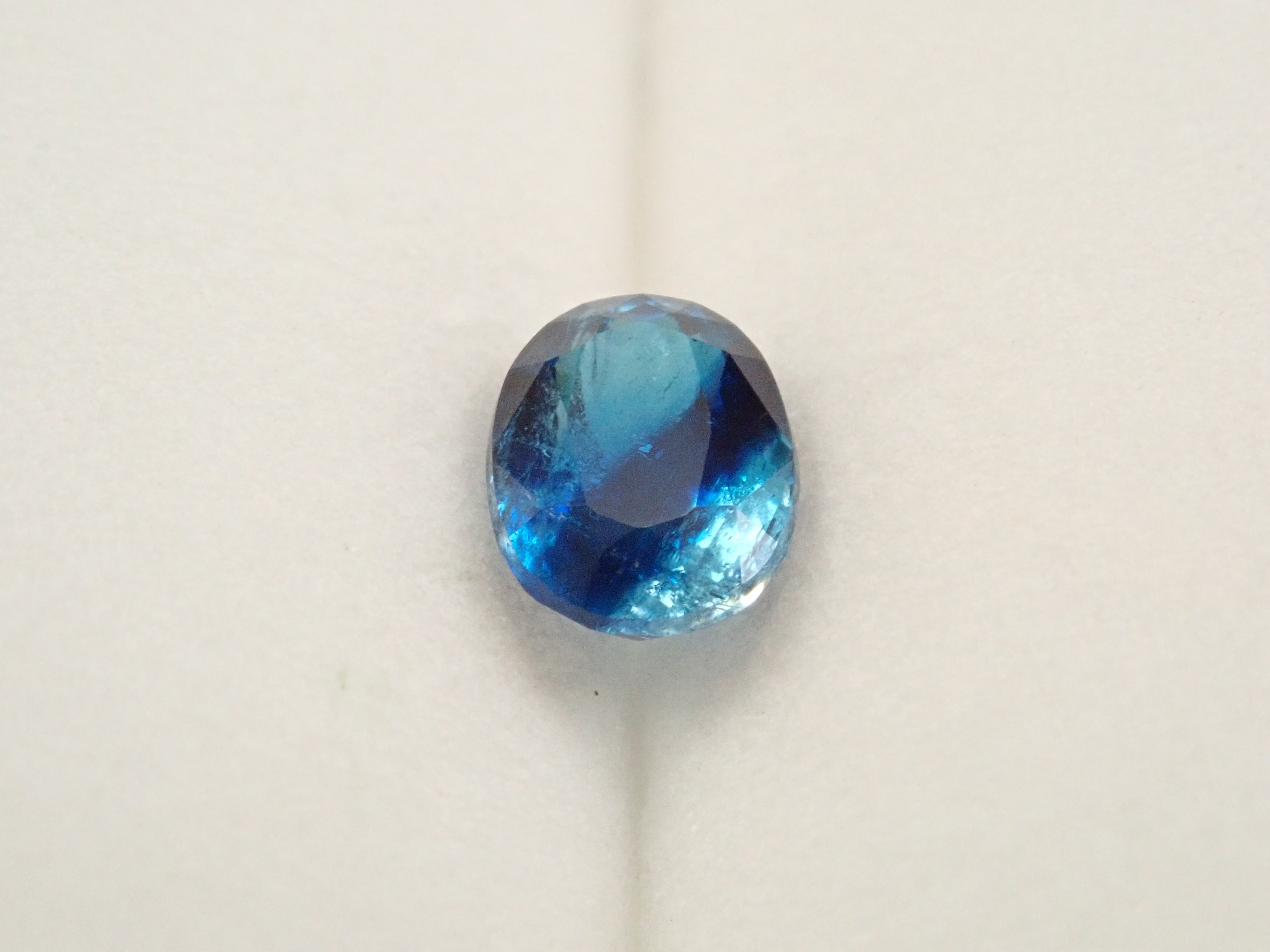 【12560359掲載】ジンバブエ産バイカラーユークレース 0.654ctルース