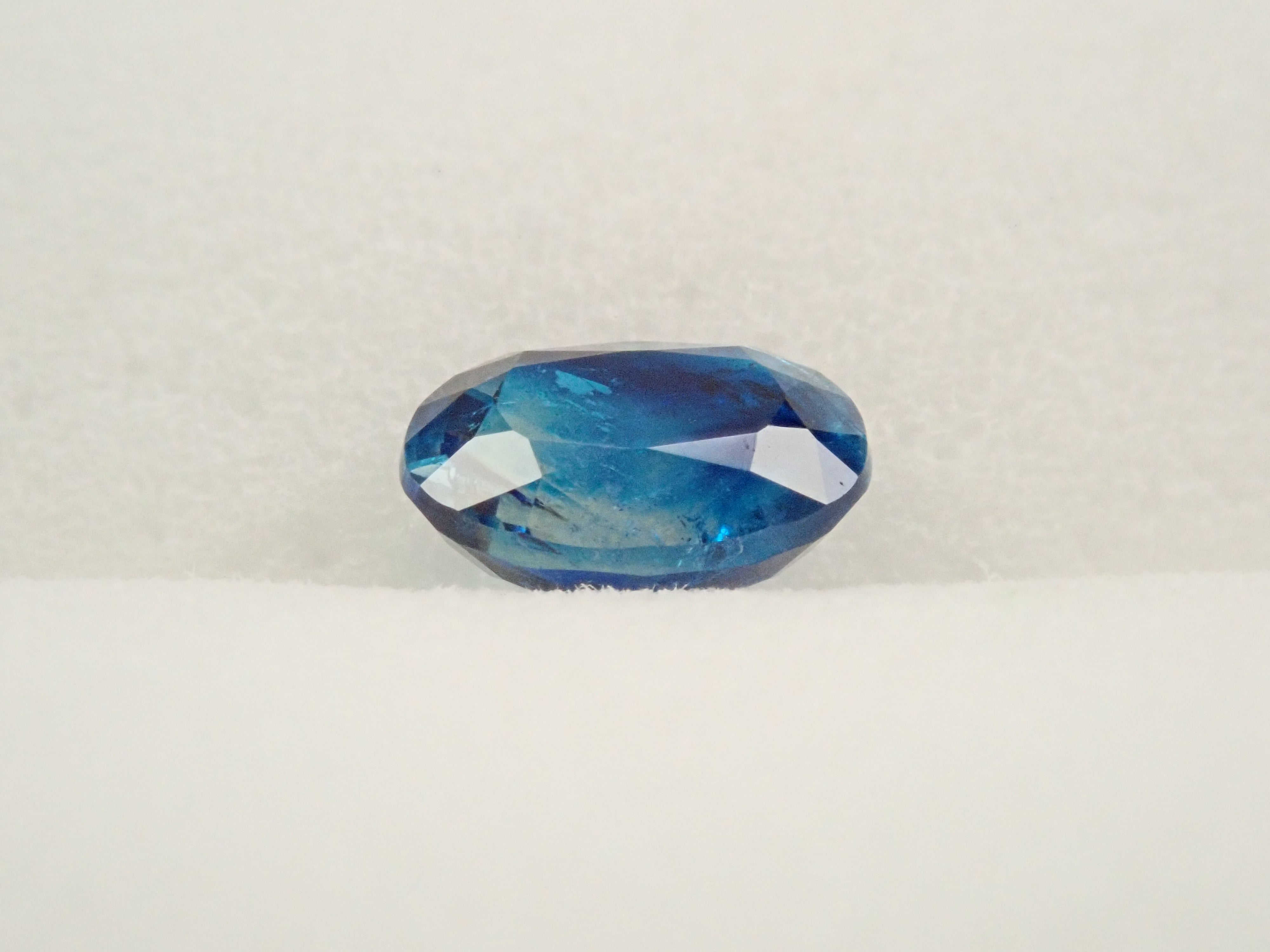 【12560359掲載】ジンバブエ産バイカラーユークレース 0.654ctルース