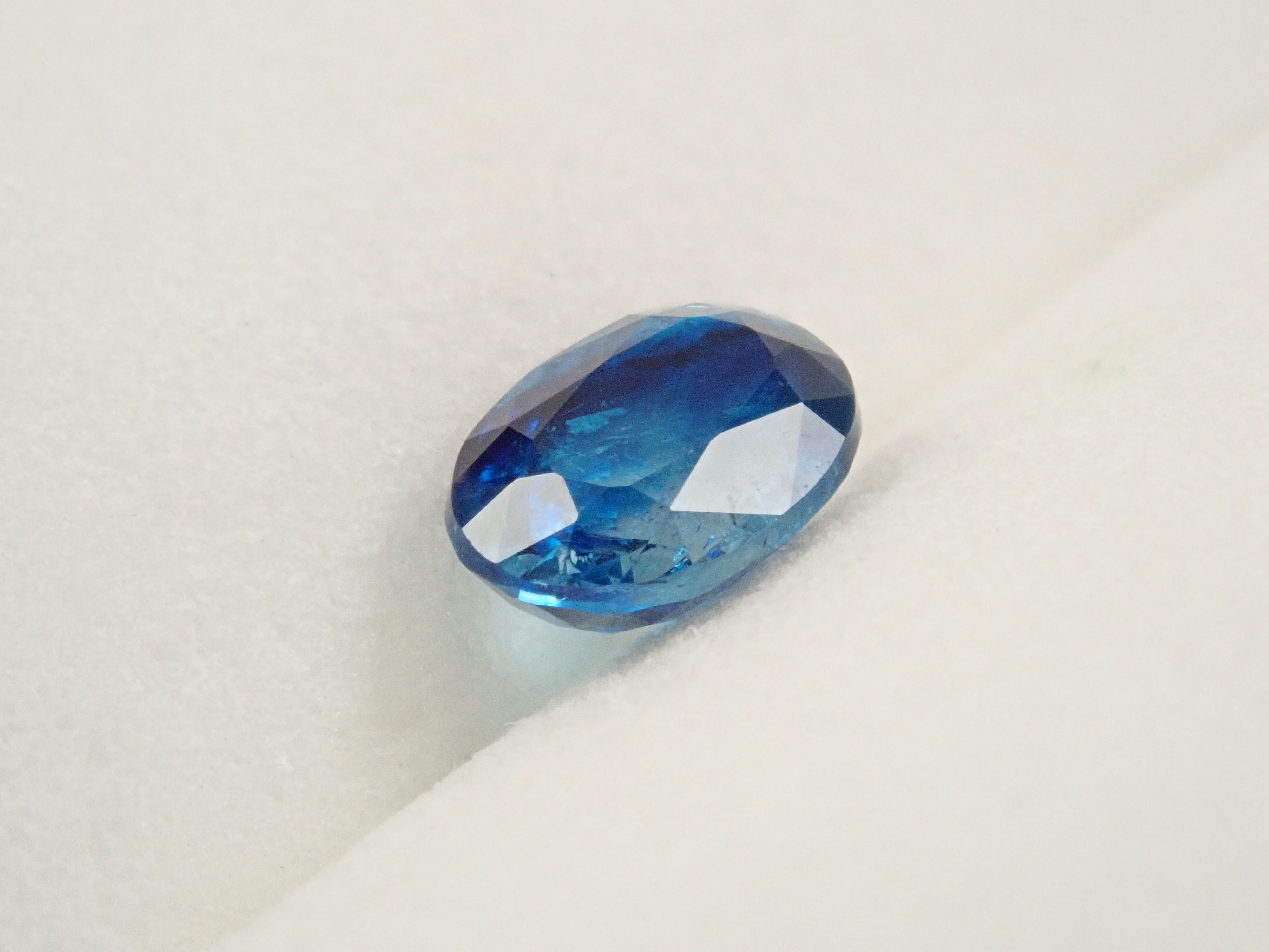 【12560359掲載】ジンバブエ産バイカラーユークレース 0.654ctルース