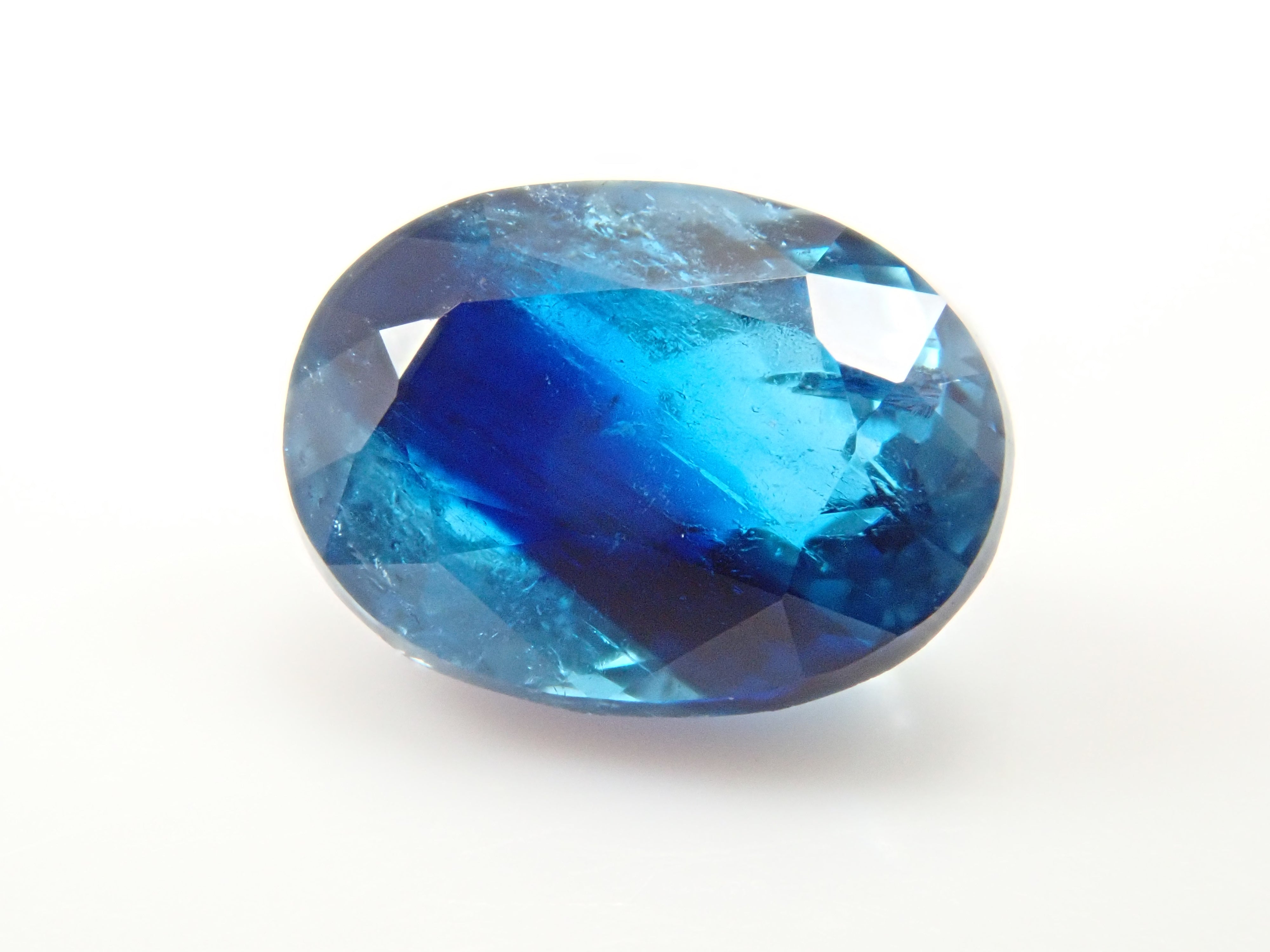 ジンバブエ産バイカラーユークレース 0.654ctルース