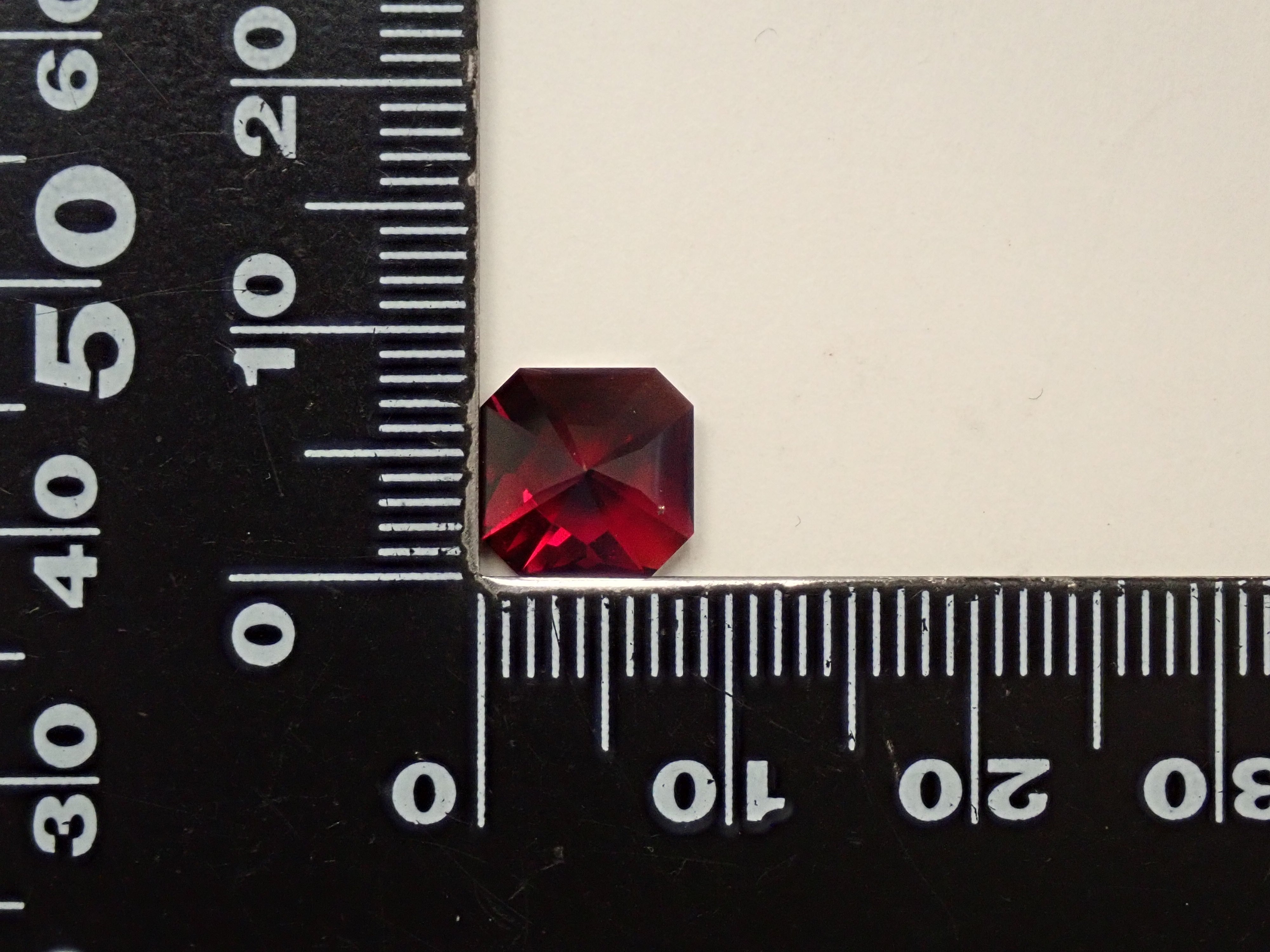 【12560306掲載】タンザニア産アルマンディンガーネット 3.227ctルース