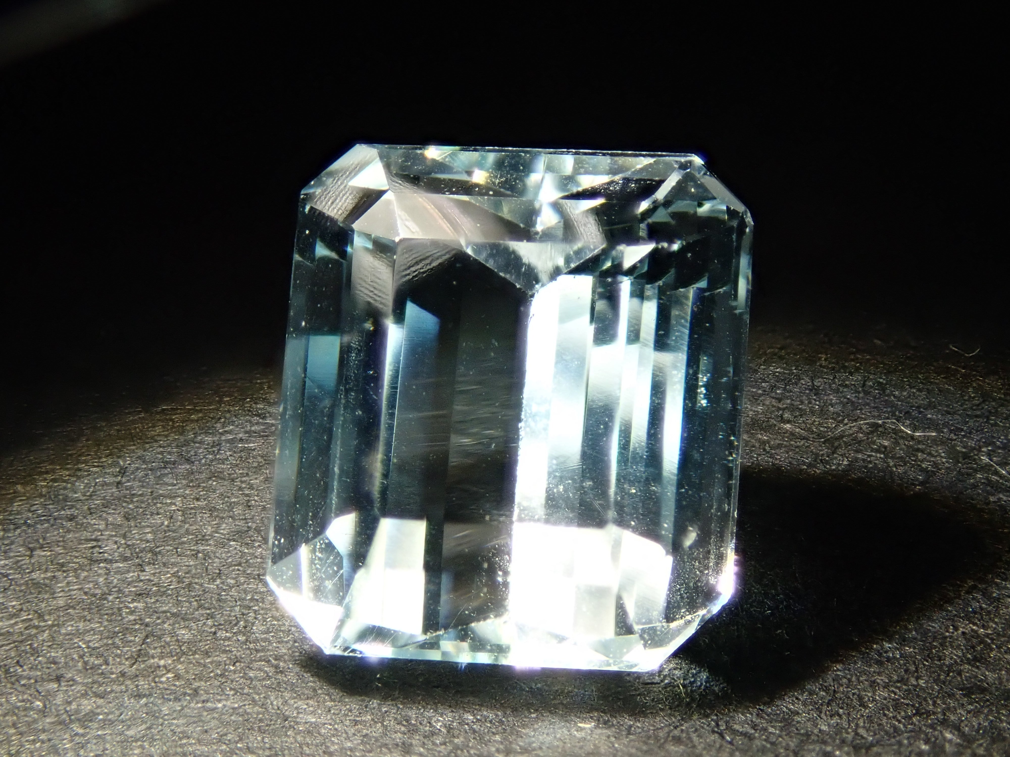 ブラジル産バイカラートパーズ 2.884ctルース（無処理）