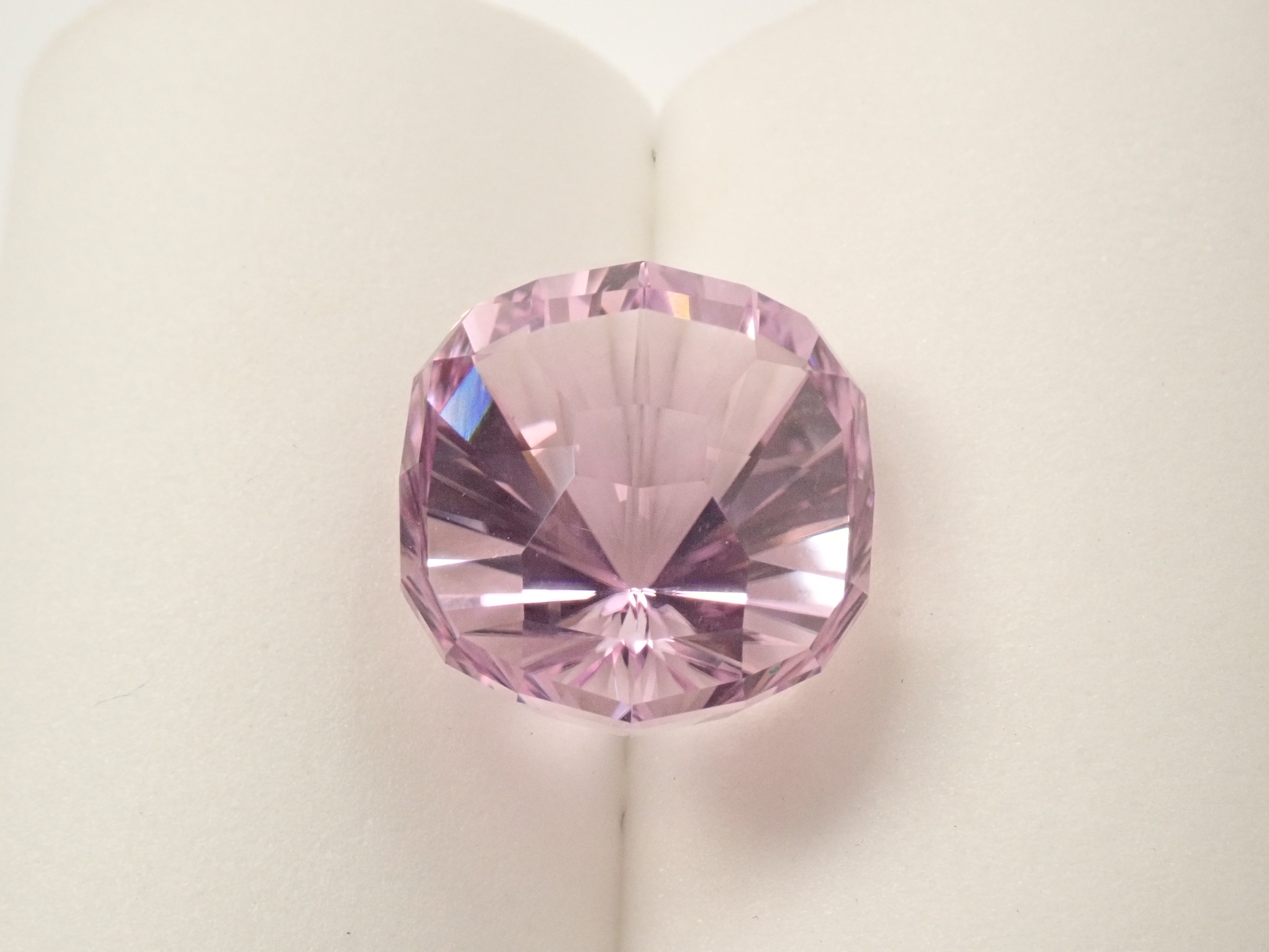 【12560299掲載】アフガニスタン産クンツァイト 23.634ctルース