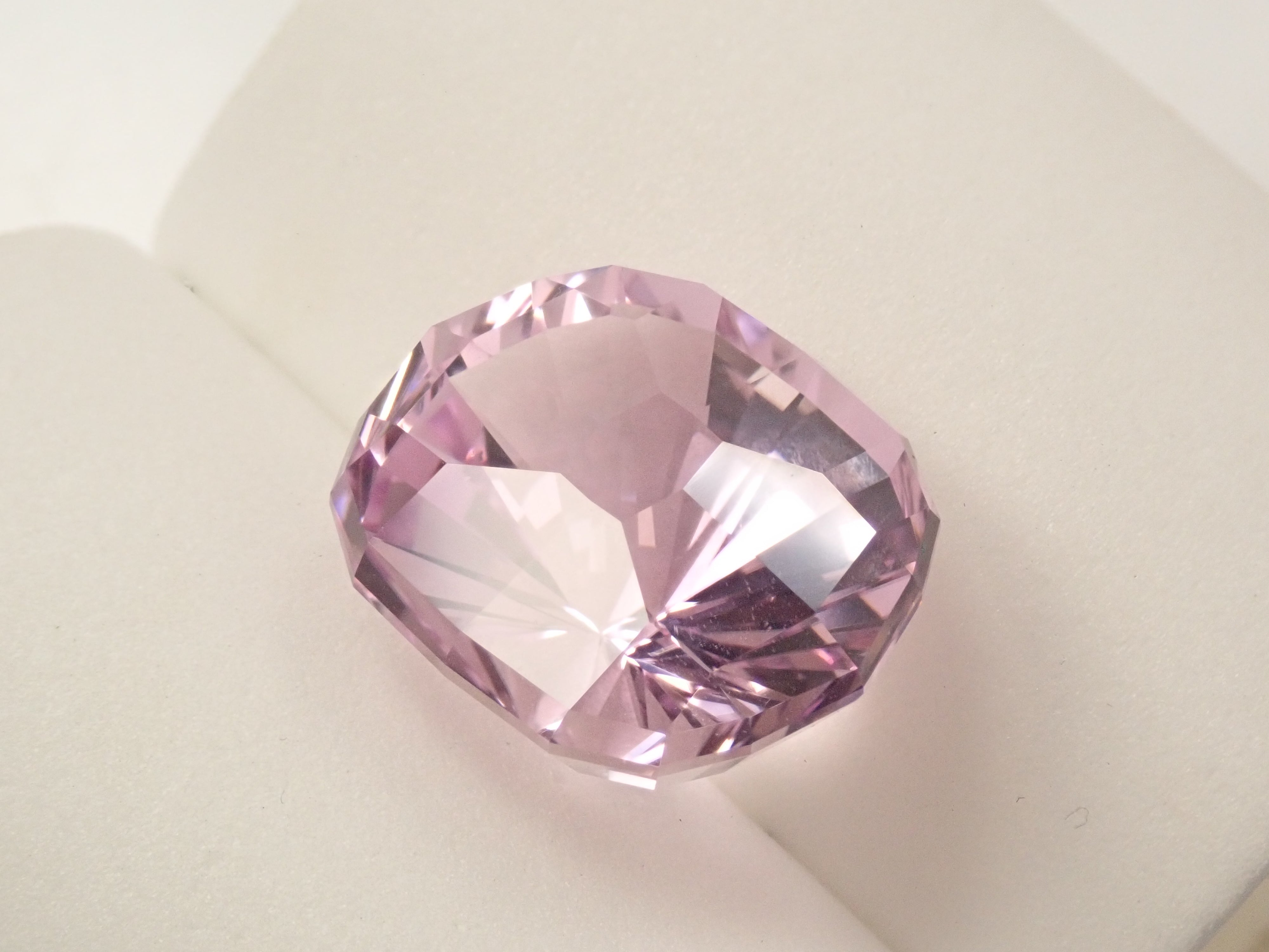 【12560299掲載】アフガニスタン産クンツァイト 23.634ctルース