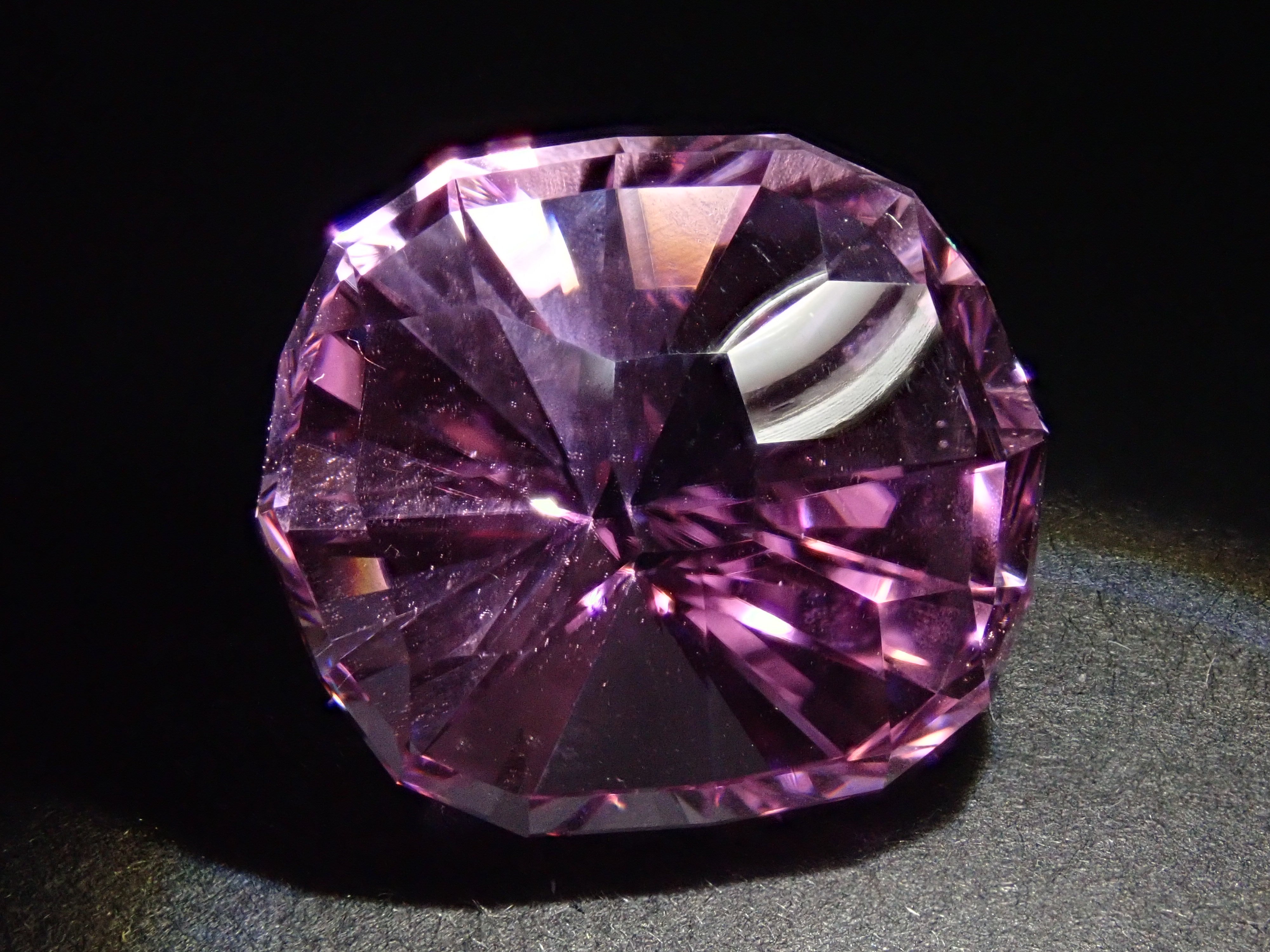 【12560299掲載】アフガニスタン産クンツァイト 23.634ctルース