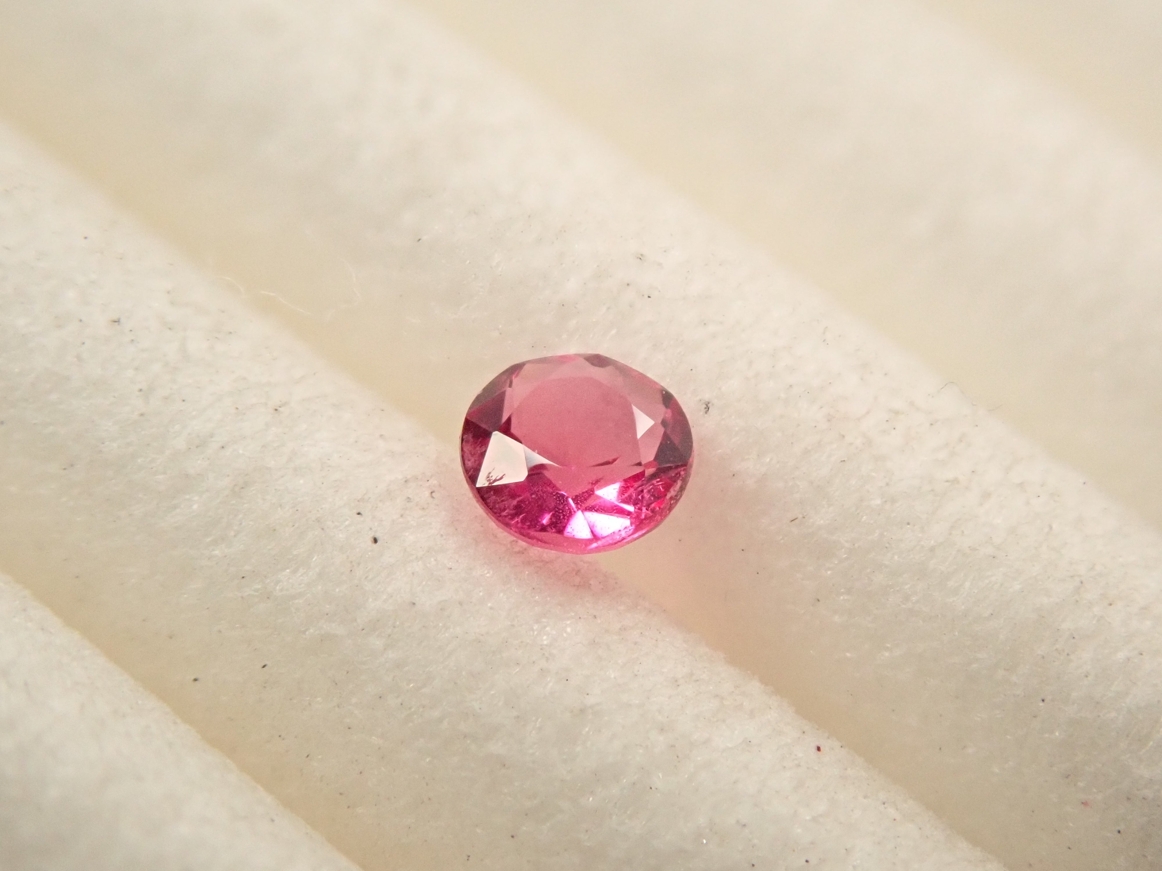 アメリカ産ノンオイルレッドベリル 2.5mm/0.050ctルース GIA