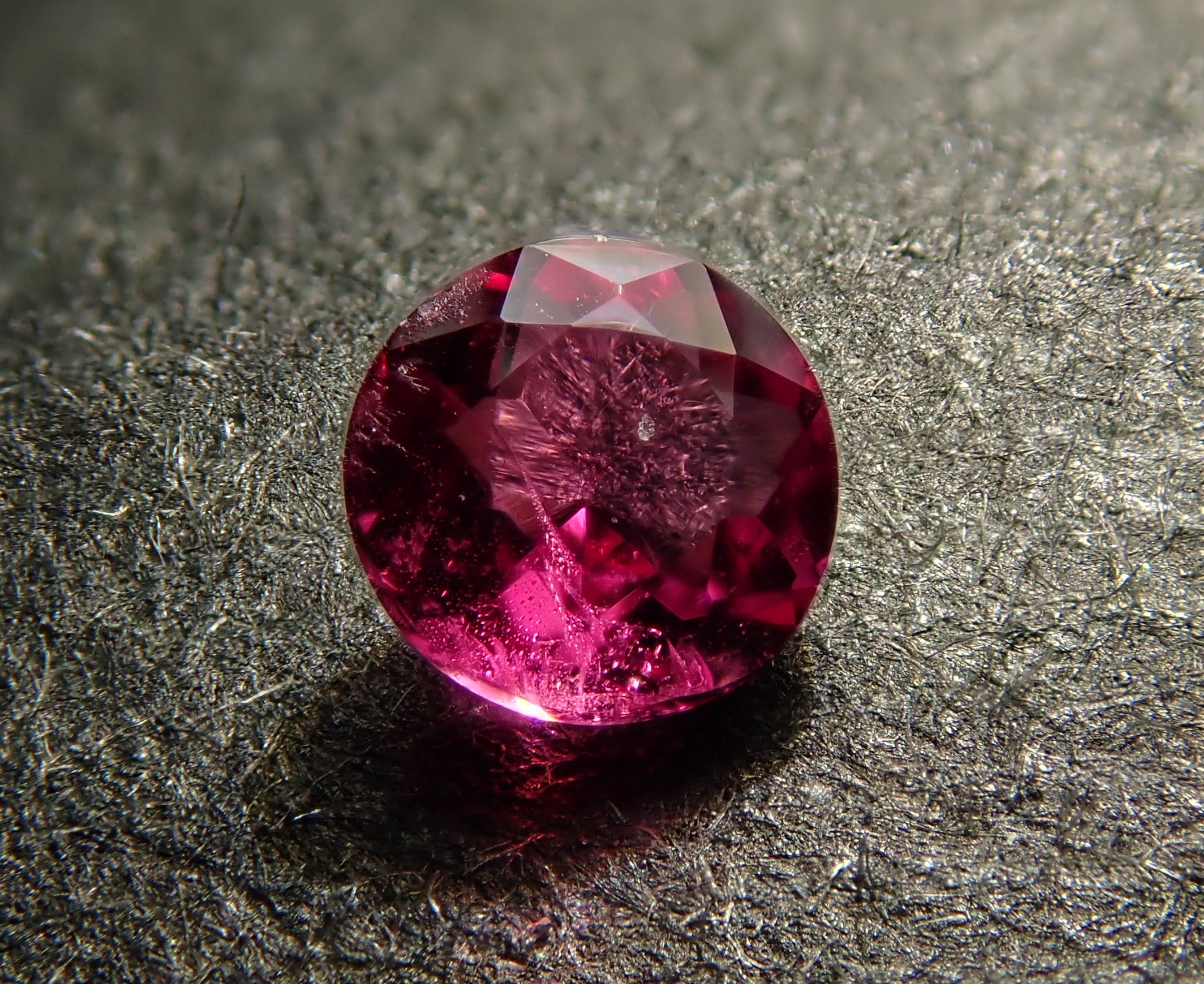アメリカ産ノンオイルレッドベリル 2.5mm/0.050ctルース GIA