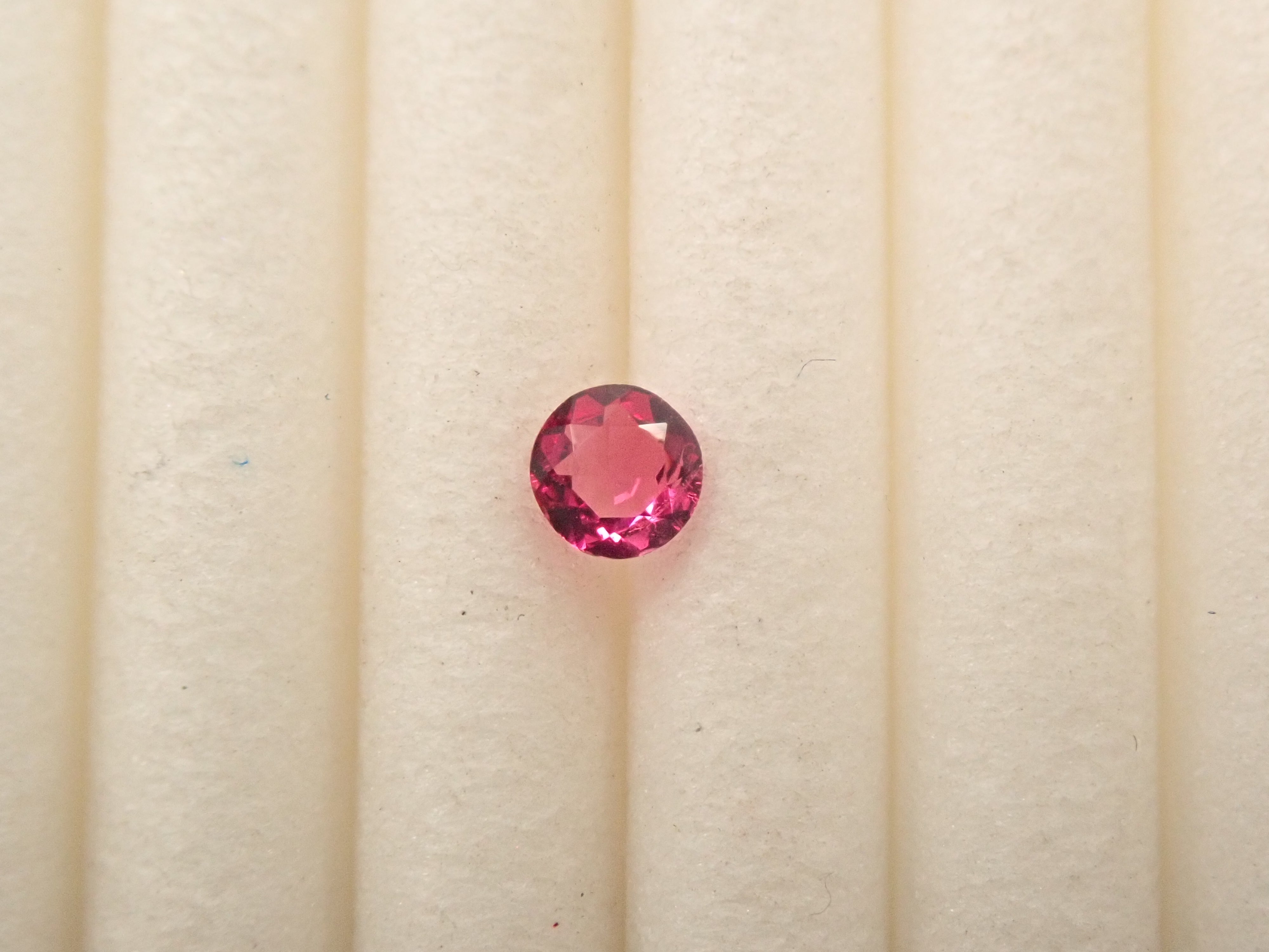 アメリカ産ノンオイルレッドベリル 2.6mm/0.050ctルース GIA