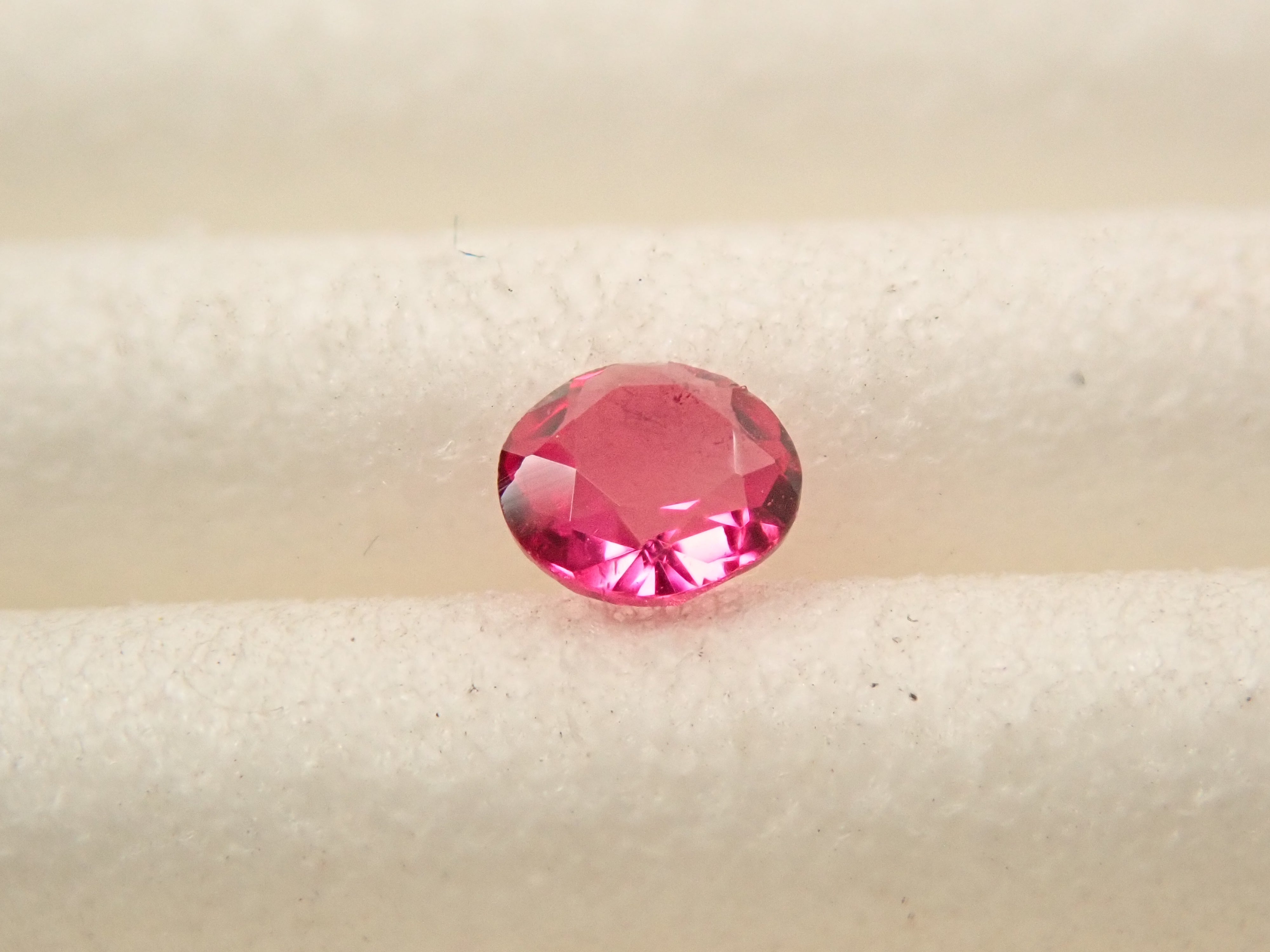 アメリカ産ノンオイルレッドベリル 2.6mm/0.050ctルース GIA