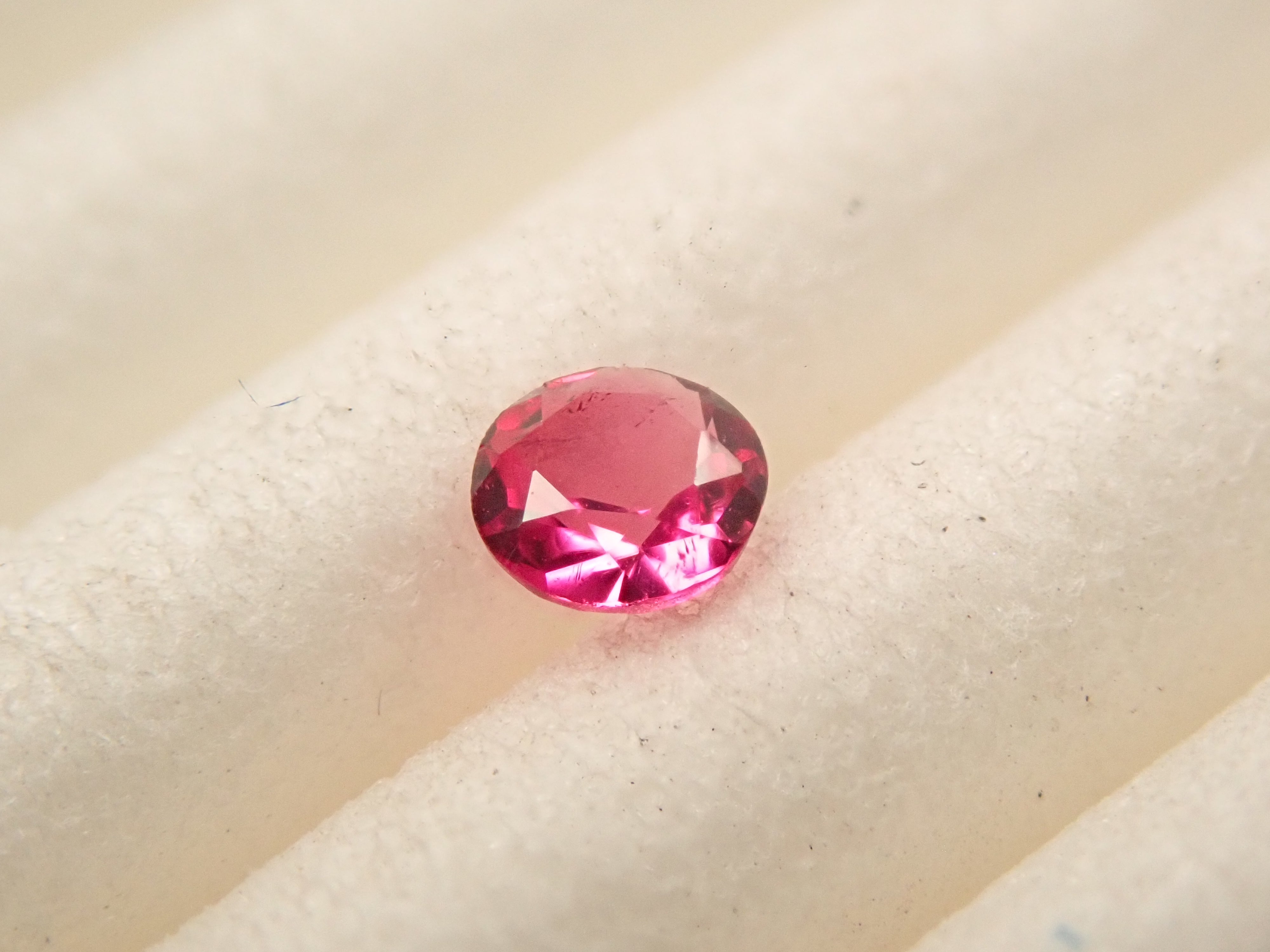 アメリカ産ノンオイルレッドベリル 2.6mm/0.050ctルース GIA