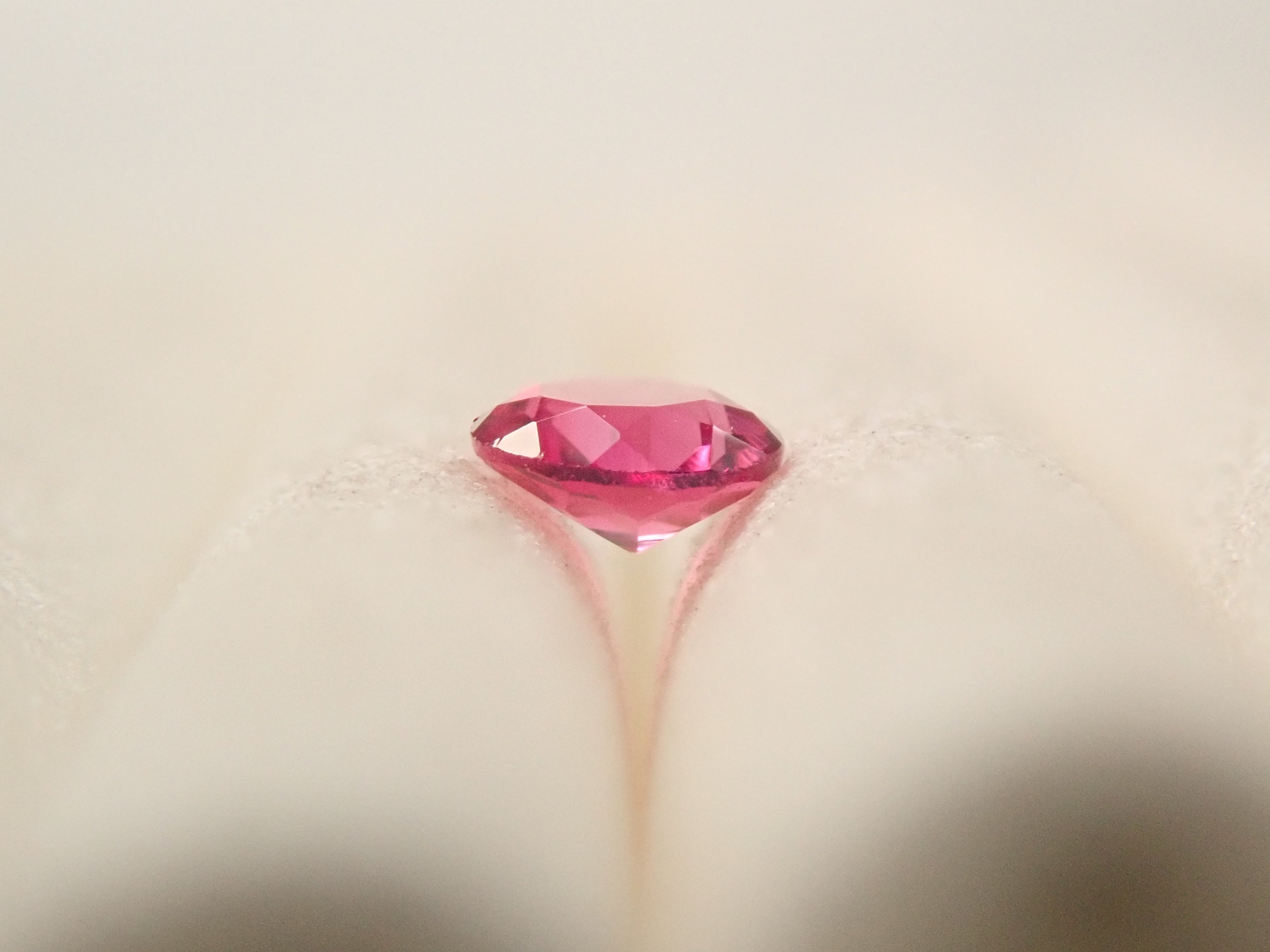アメリカ産ノンオイルレッドベリル 2.6mm/0.050ctルース GIA