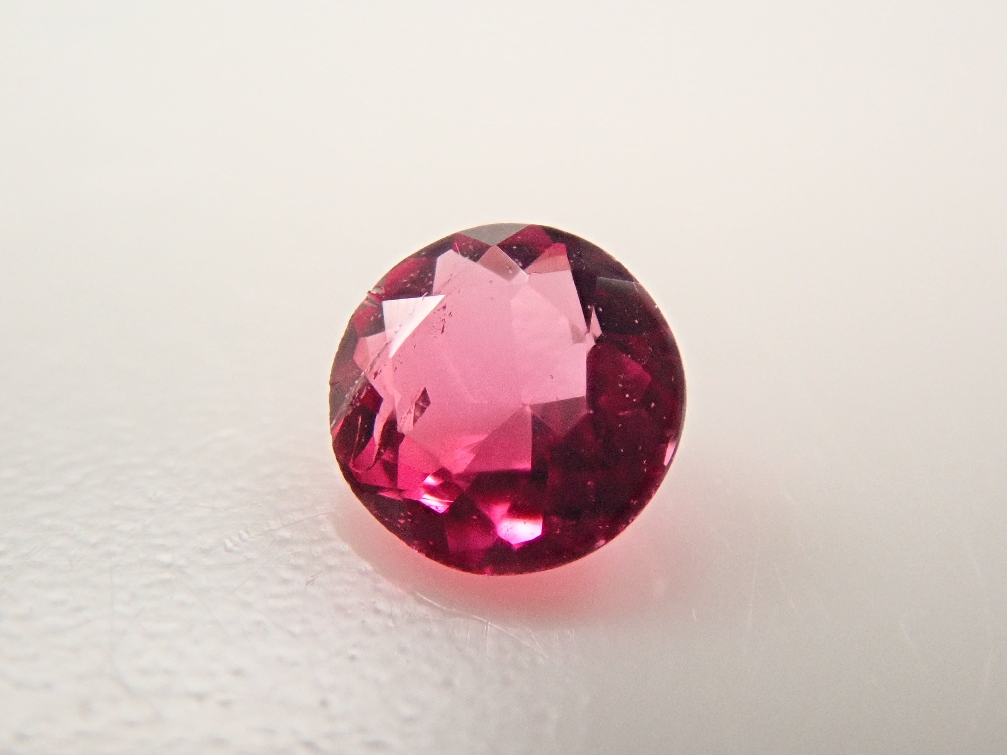 レッドベリル、ルース　39 アメリカ産ノンオイルレッドベリル 2.6mm/0.050ctルース GIA
