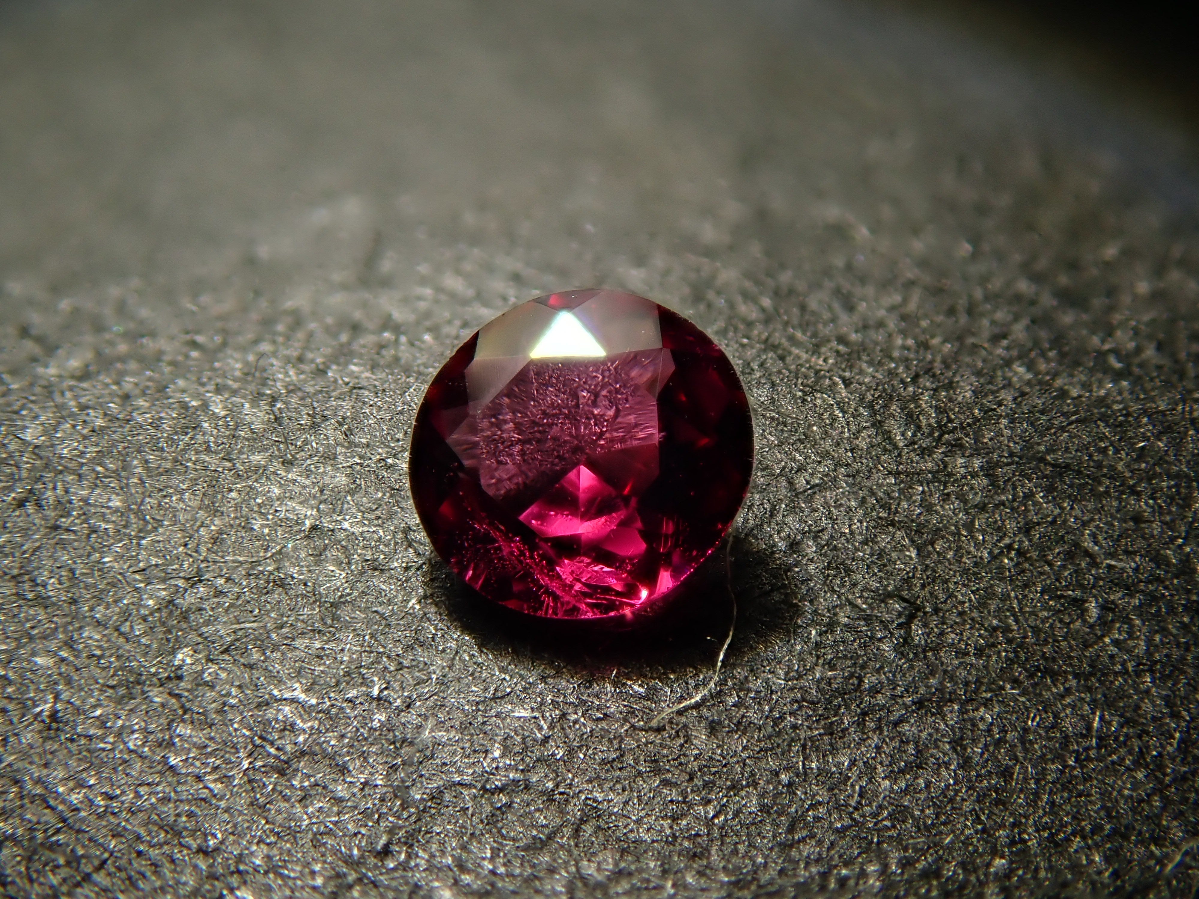 【12560391掲載】ノンオイルレッドベリル 0.050ctルース