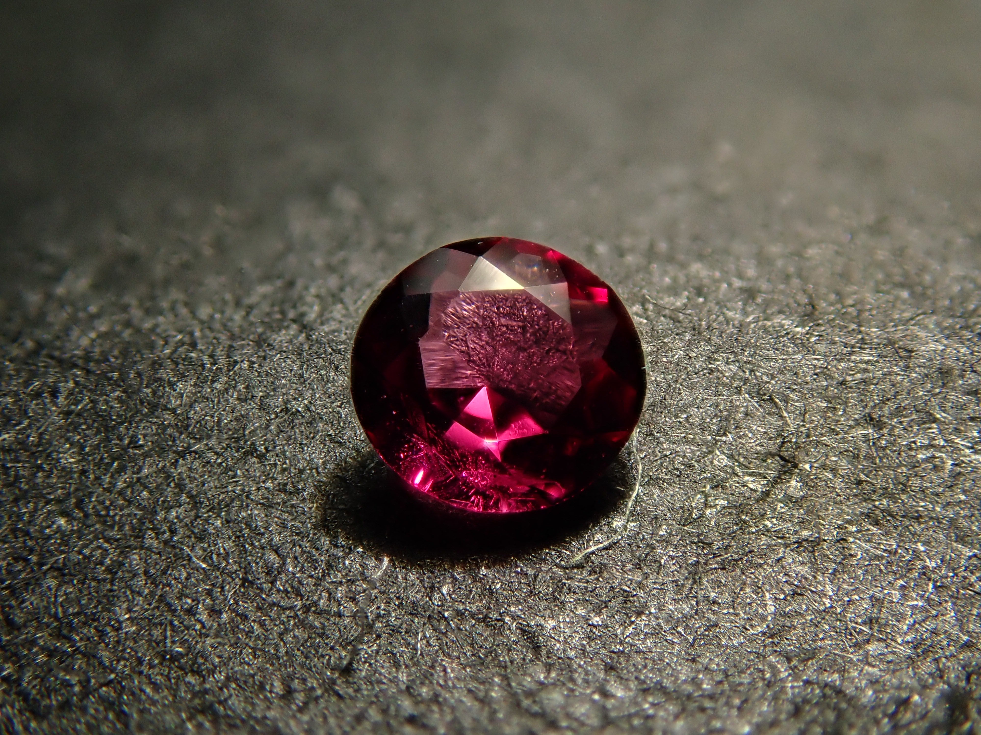 アメリカ産ノンオイルレッドベリル 2.6mm/0.050ctルース GIA