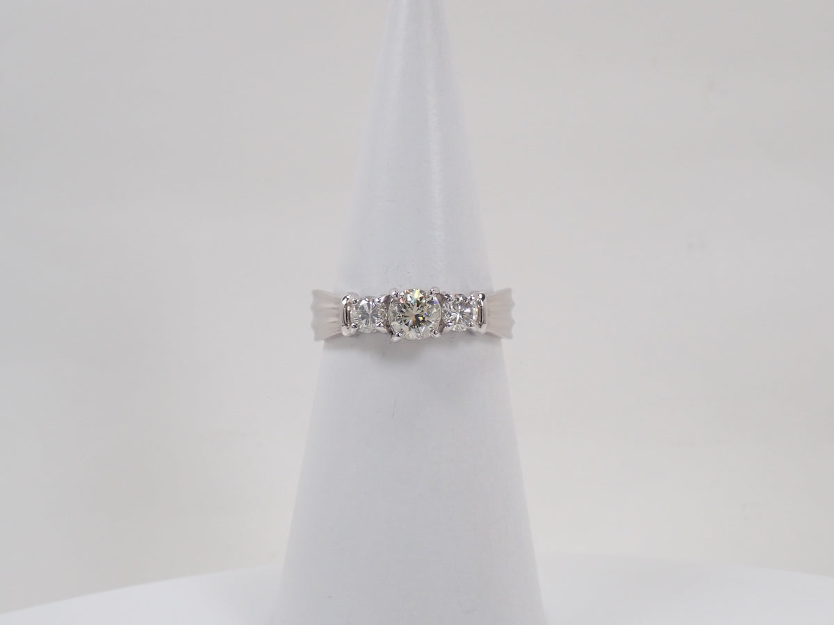 【9/30 22時販売】【カラフリ】Pt900 ダイヤモンド1.00ct スリーストーンリング 鑑別書